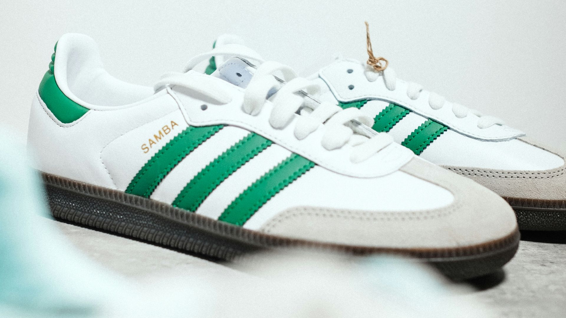 1. Baskets blanches classiques
