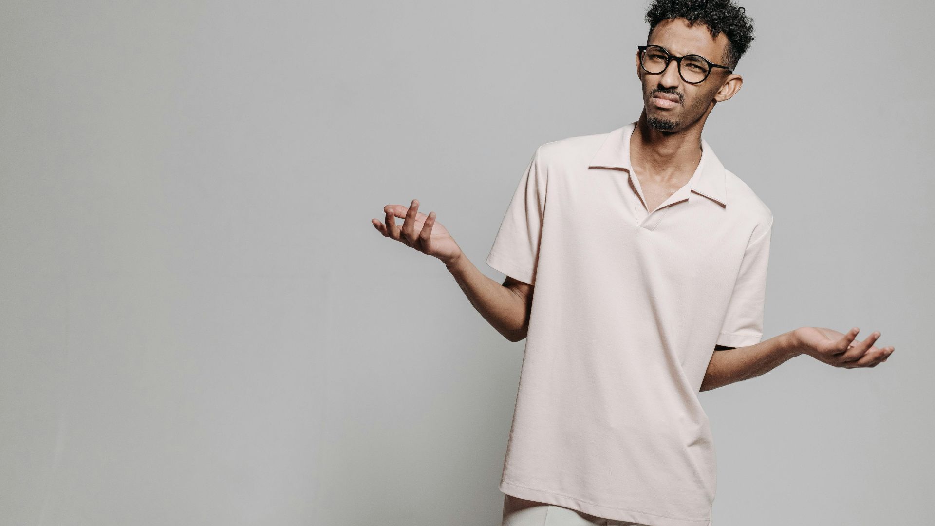 5. Un polo froissé et un short cargo
