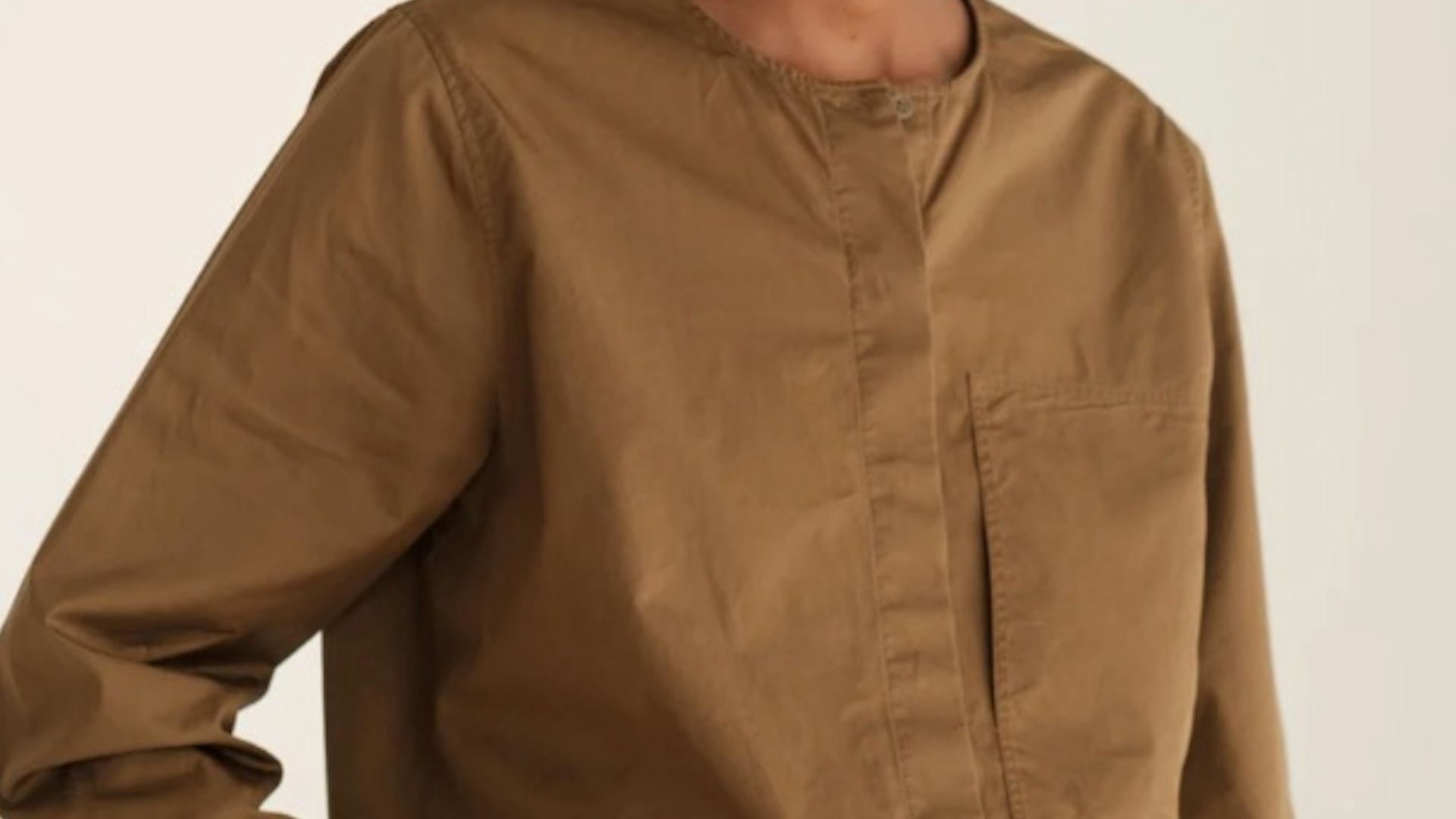 2. T-shirts Henley ajustés