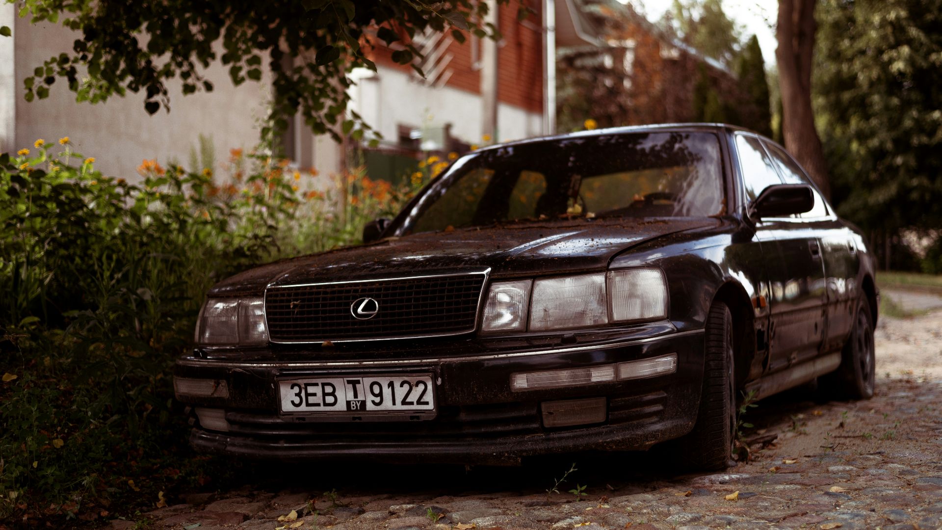 6. Lexus LS400