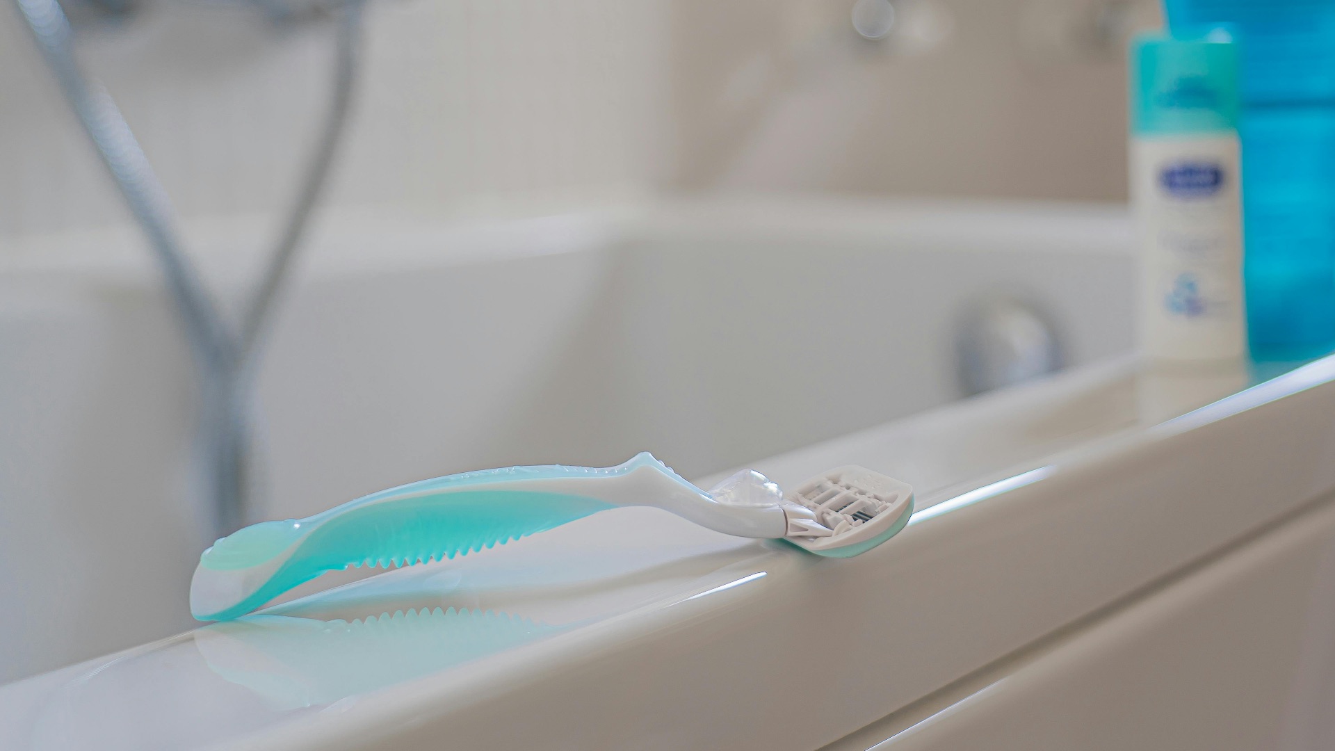 2. Ne laissez pas votre rasoir sous la douche