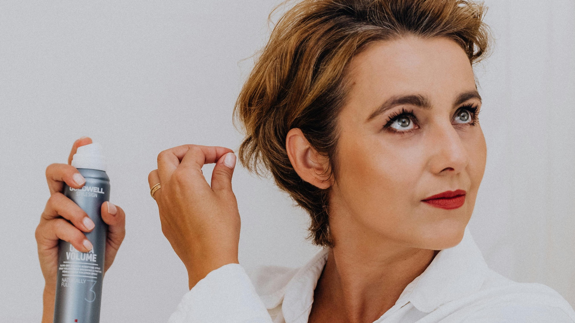 10 erreurs à éviter avec le shampoing sec qui abîment vos cheveux et 10 astuces pour y remédier