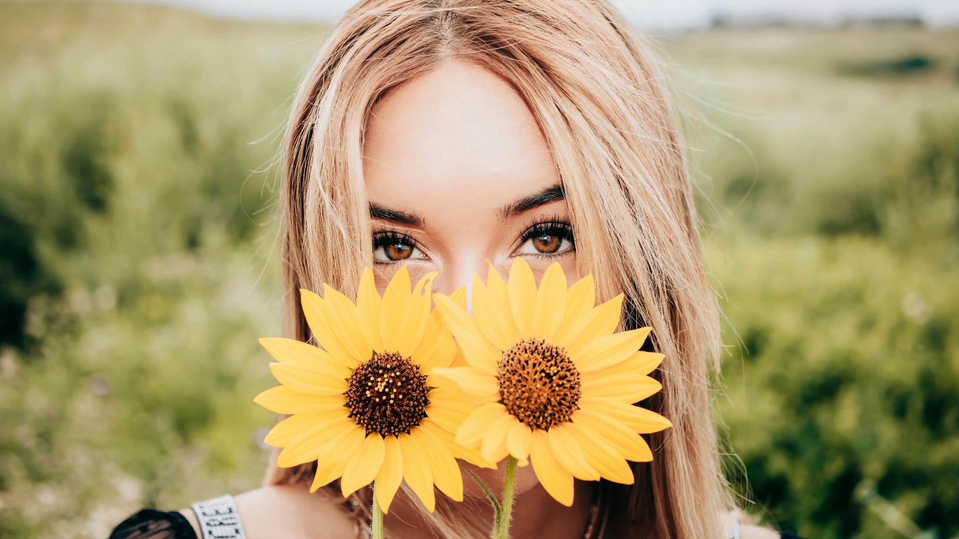 2. Cheveux blonds naturels + yeux marron foncé