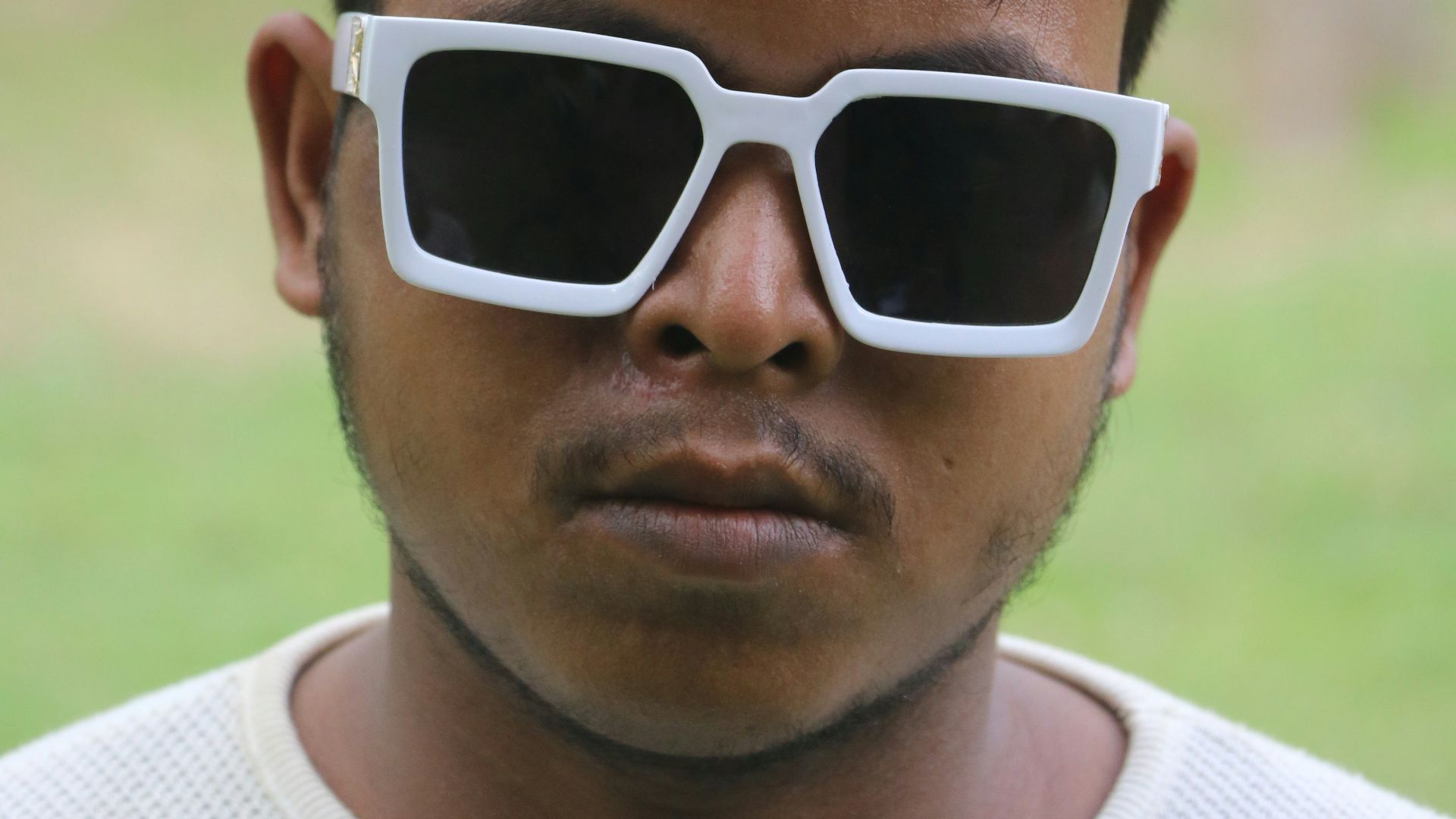 7. Cadres en plastique blanc épais