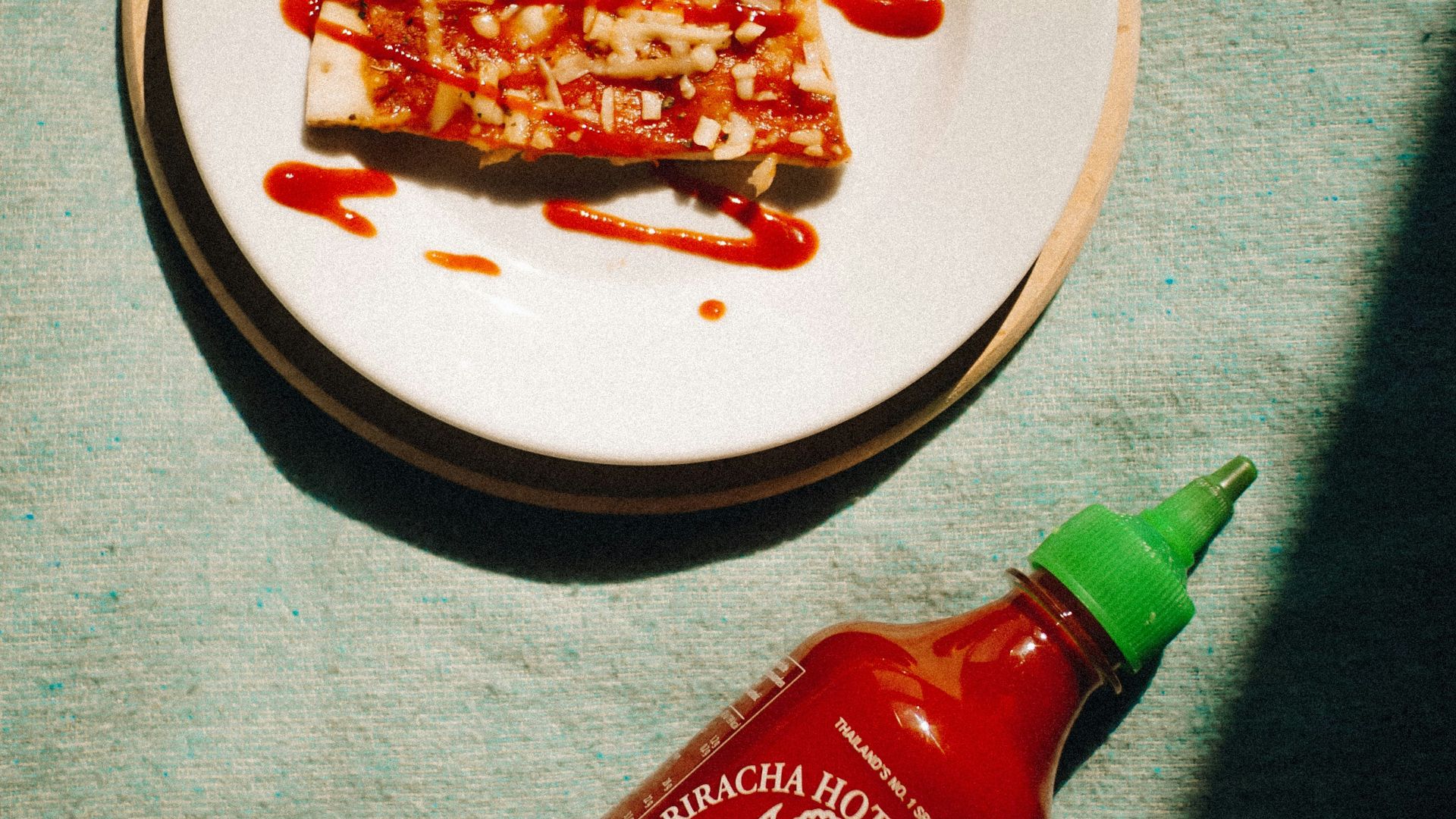 9. Sriracha (en quantité excessive)