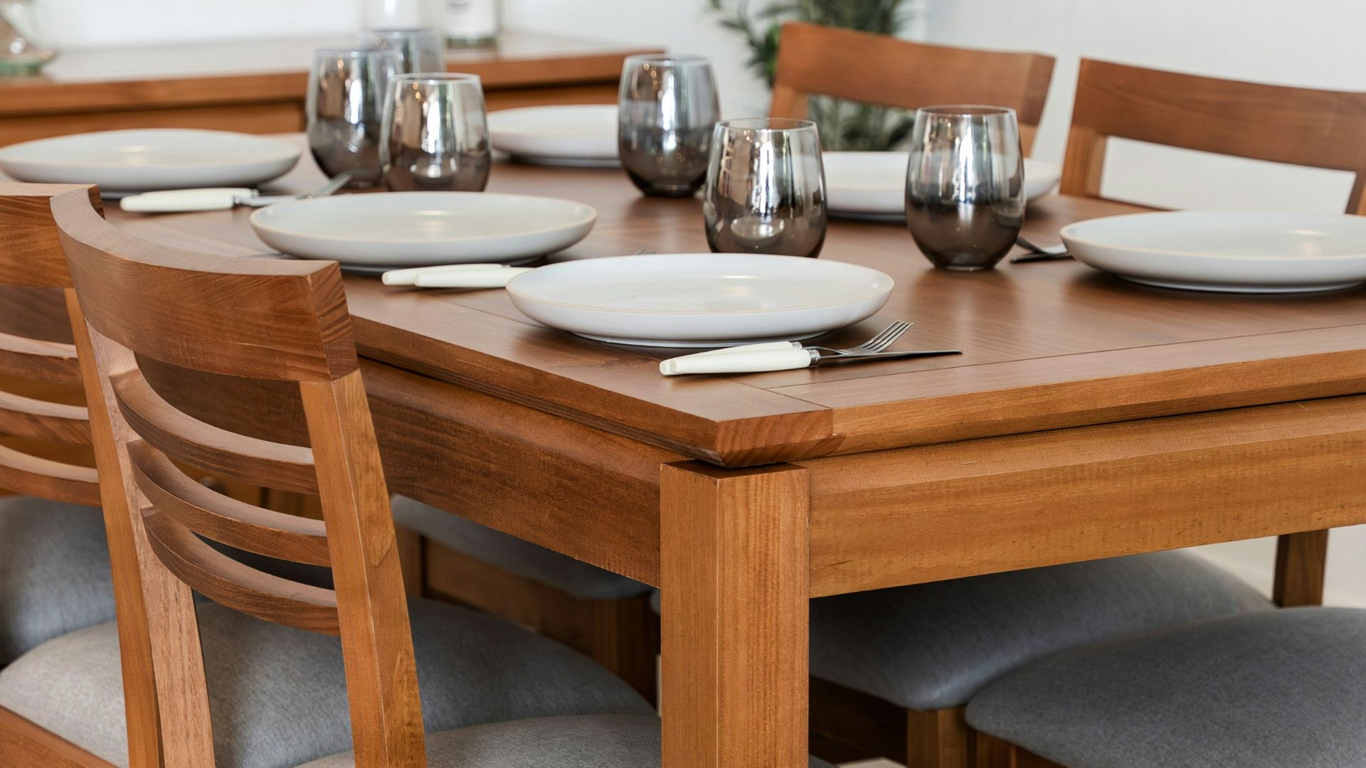 5. Chaises de salle à manger en bois courbé ou simples