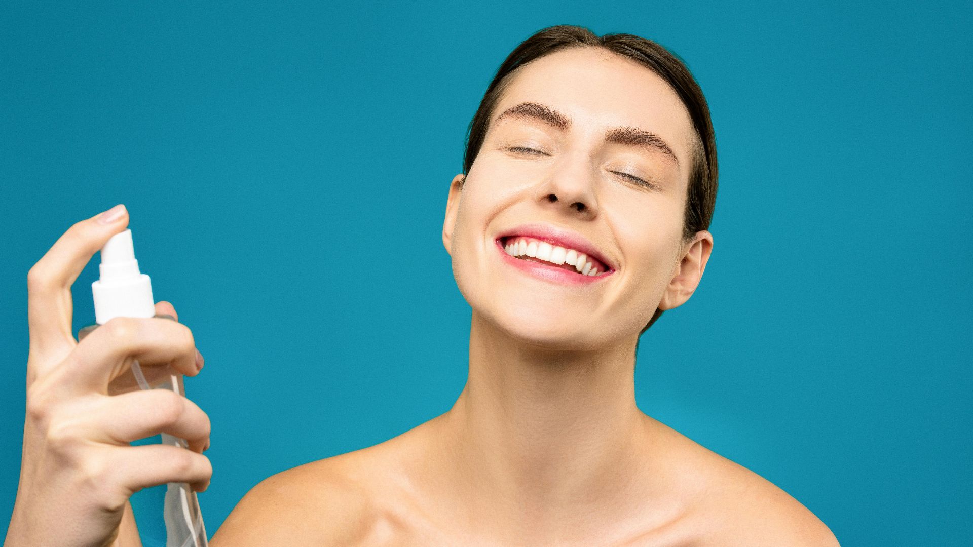 3. Vaporisez le spray fixateur sur le visage