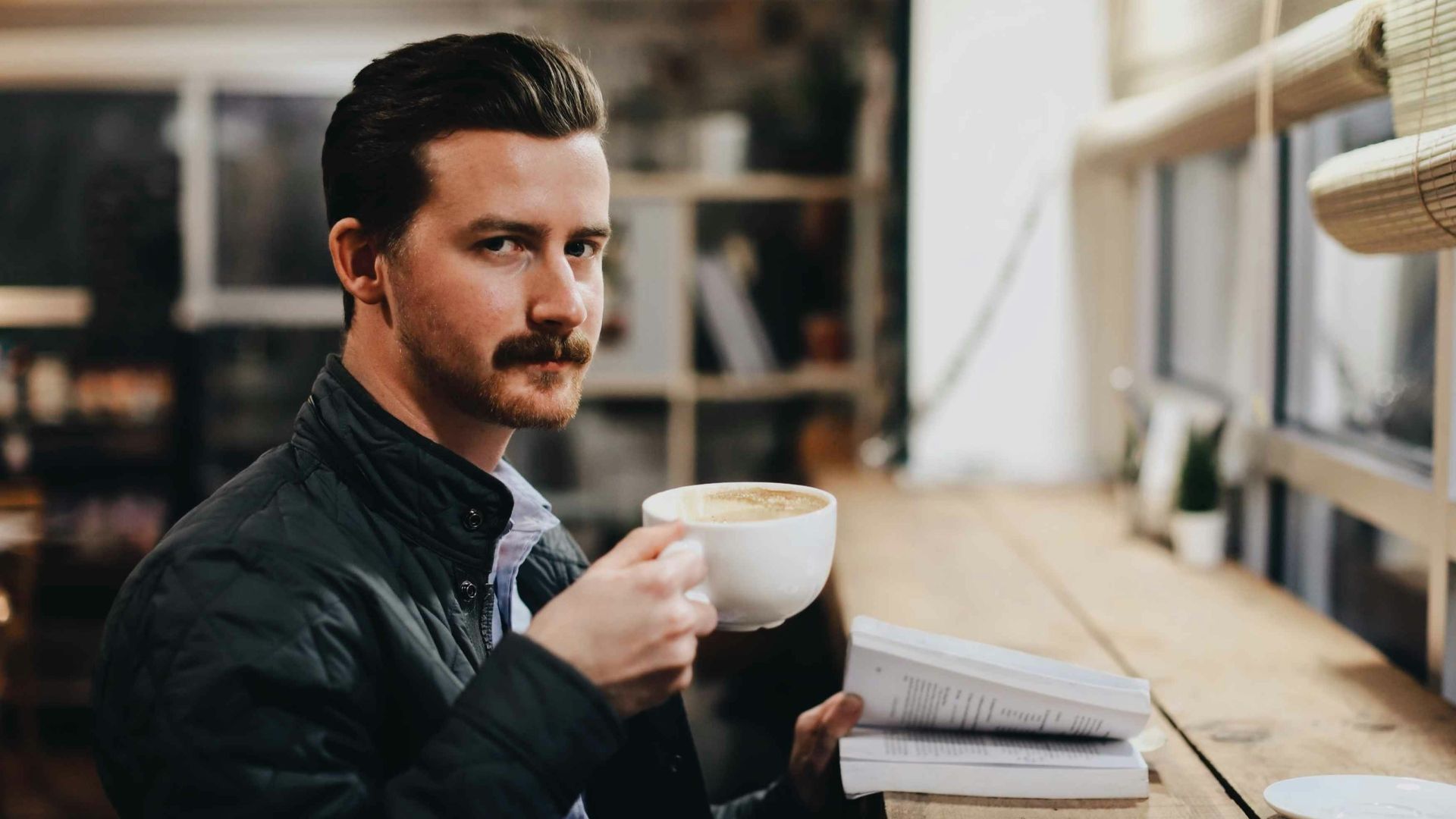 8. Une hydratation qui se nourrit de café et d'espoir