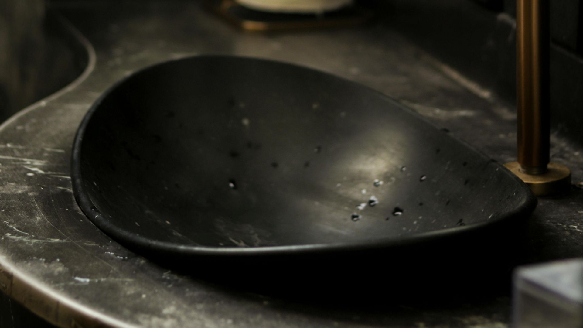 17. L'évier qui a l'air d'être sur mesure, mais qui est capricieux