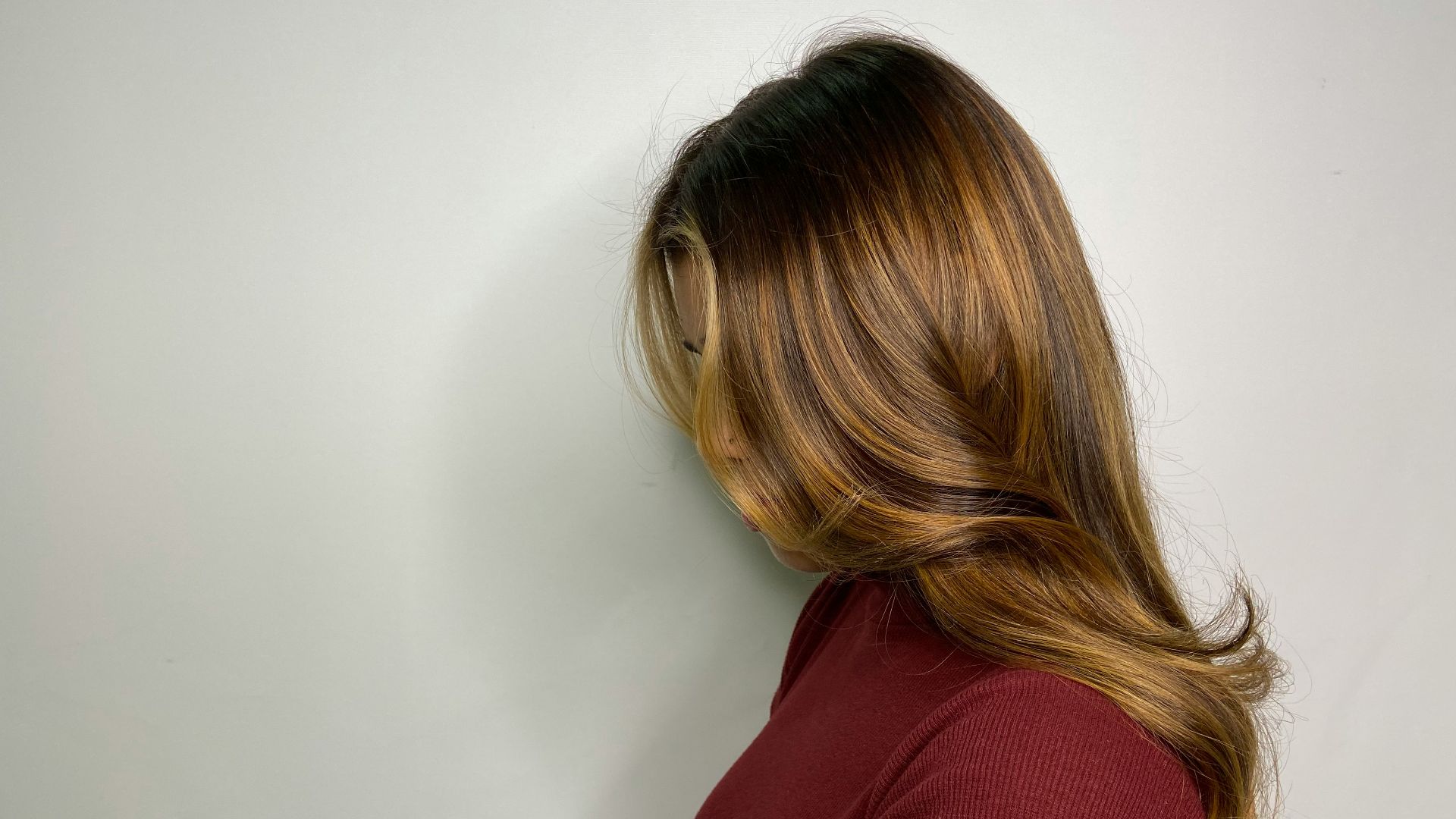 3. Mèches caramel sur cheveux bruns