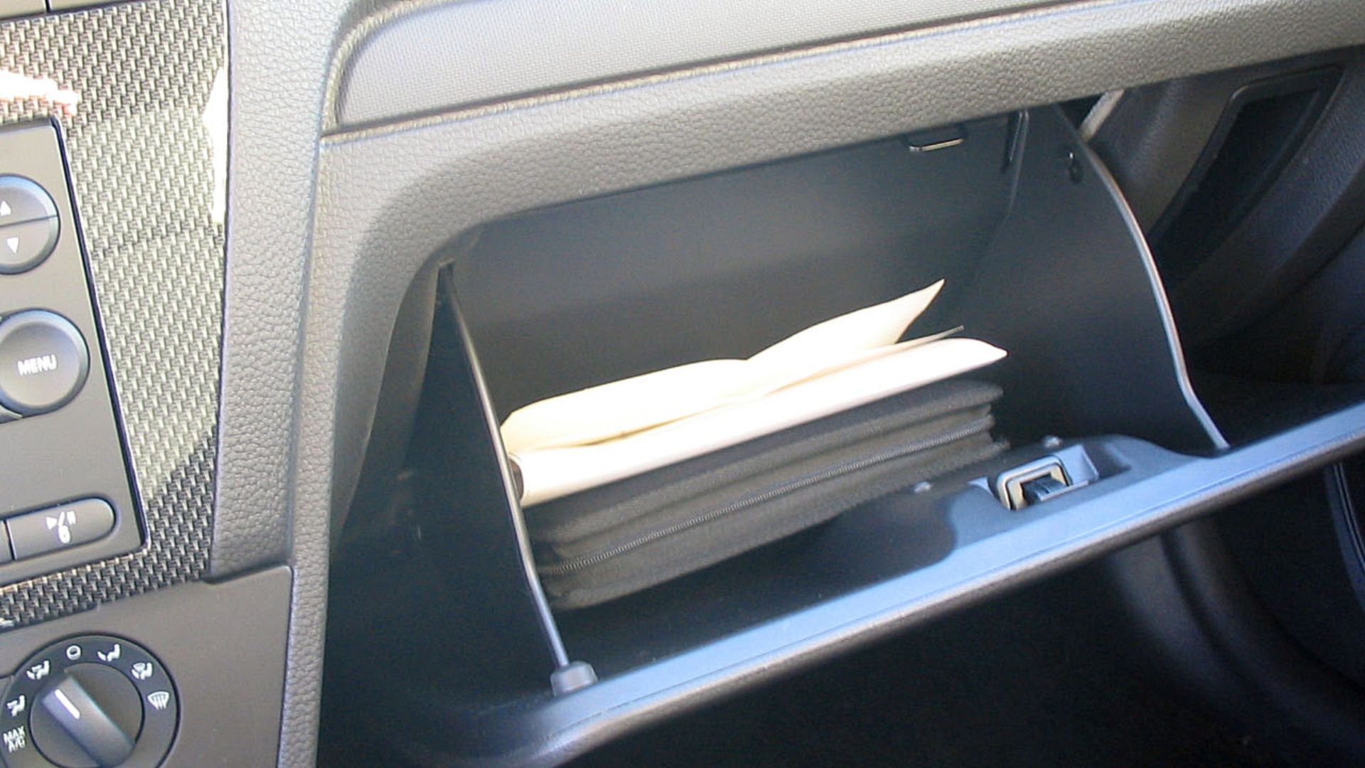 2. Une boîte à gants débordant de papiers