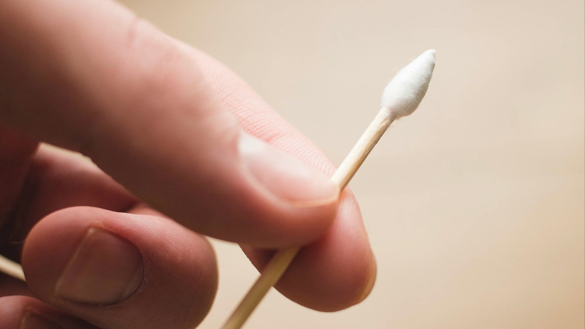 4. Éliminez les traces de mascara à l'aide d'un coton-tige