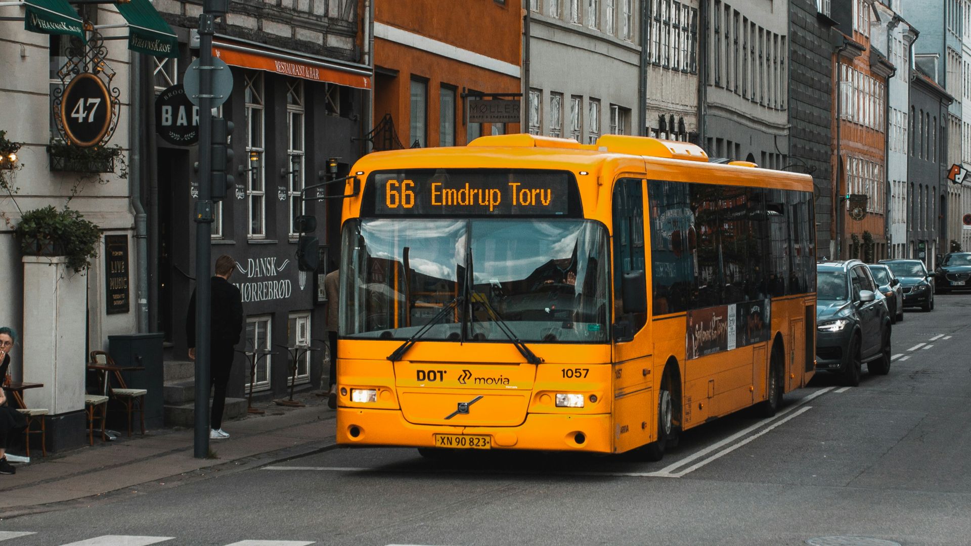 12. Les bus s'arrêtent sans arrêt