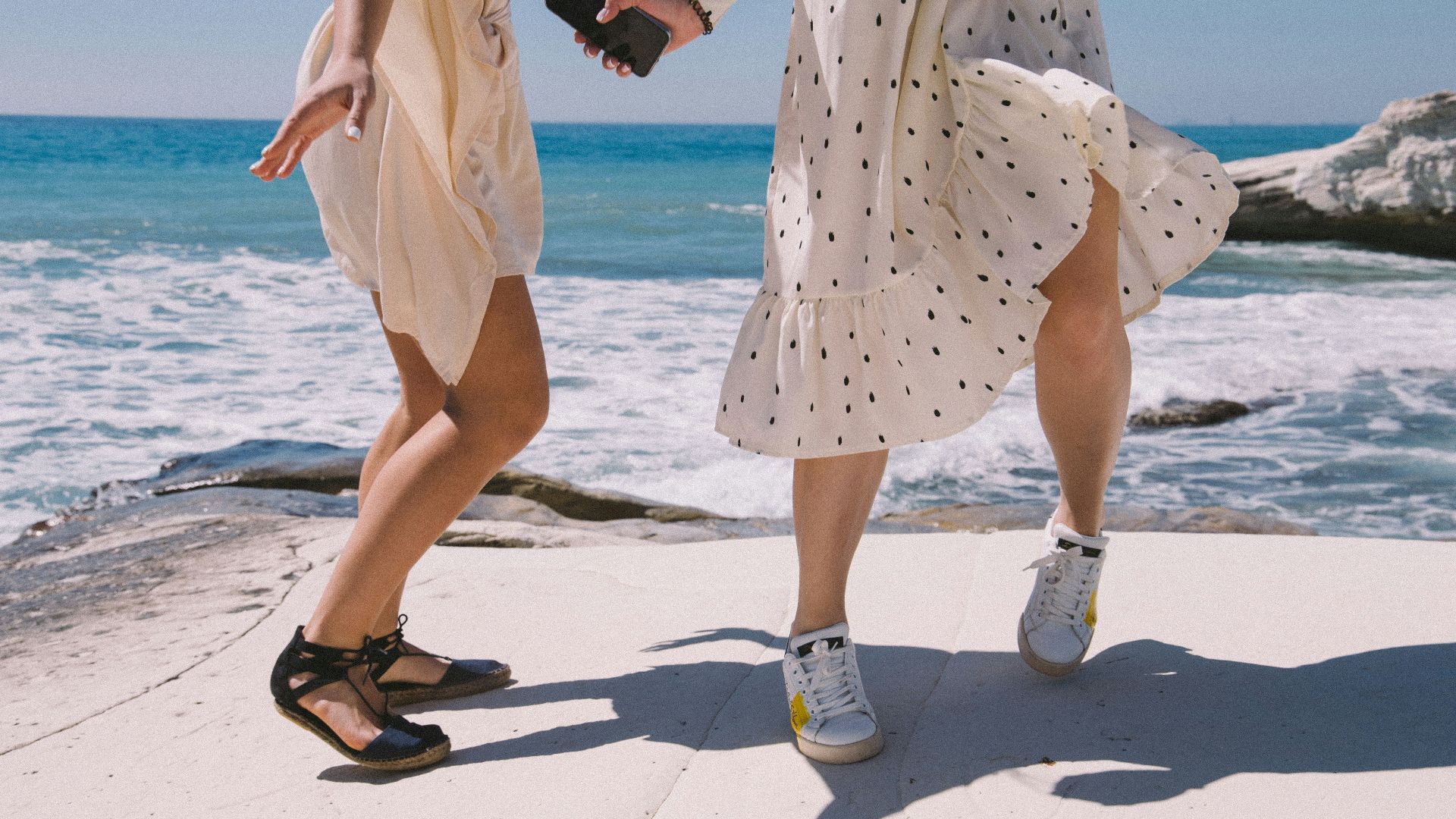 16. Robes fluides et chaussures décontractées