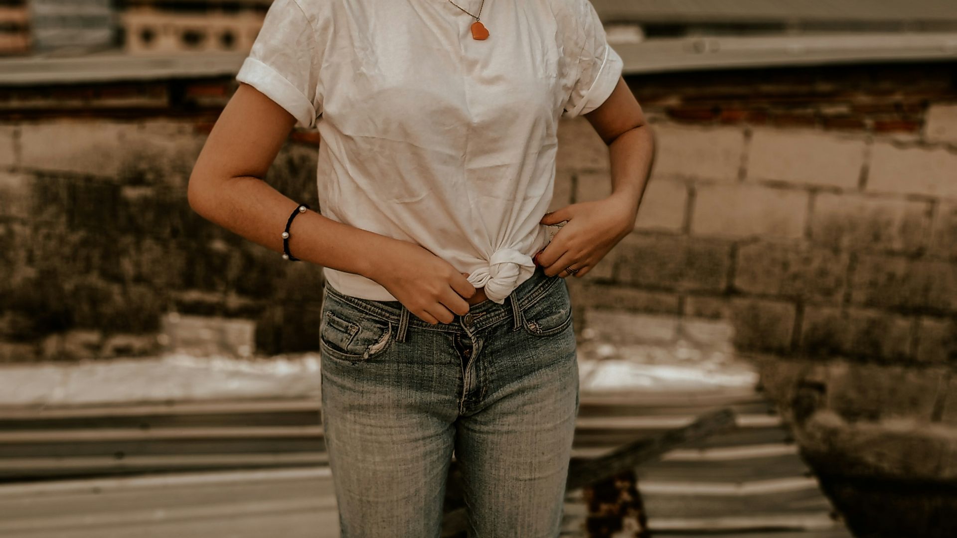 20. Un t-shirt blanc classique et un jean bien ajusté