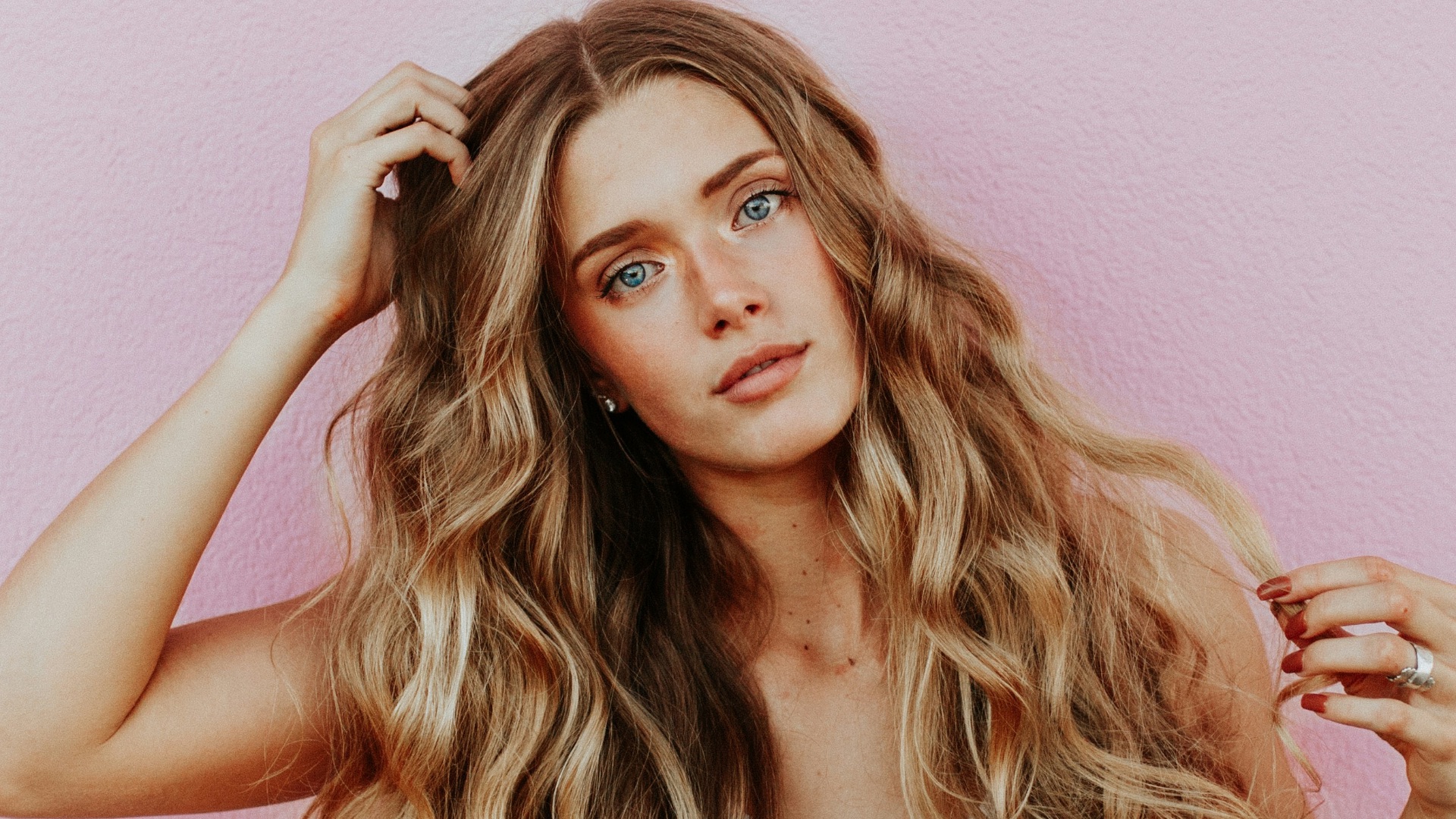 1. Cheveux blonds + yeux bleus