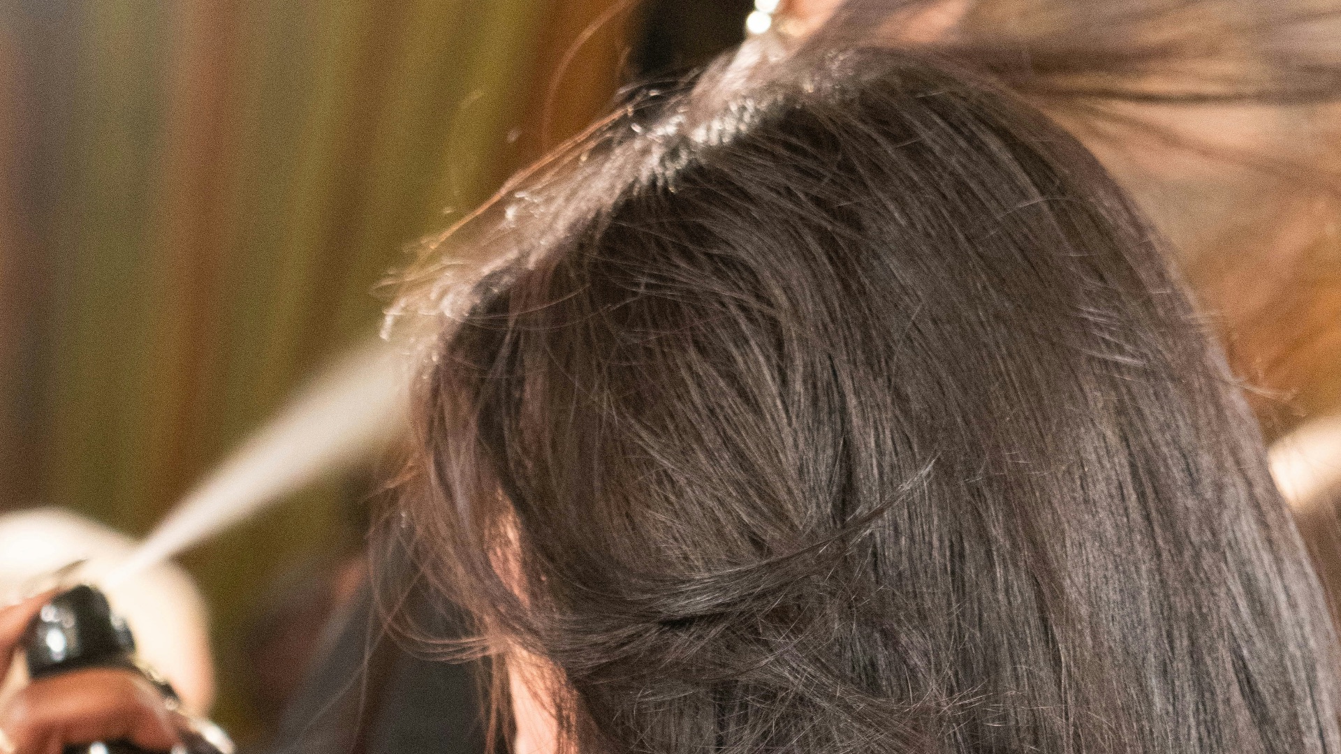 1. Vaporiser le produit trop près du cuir chevelu