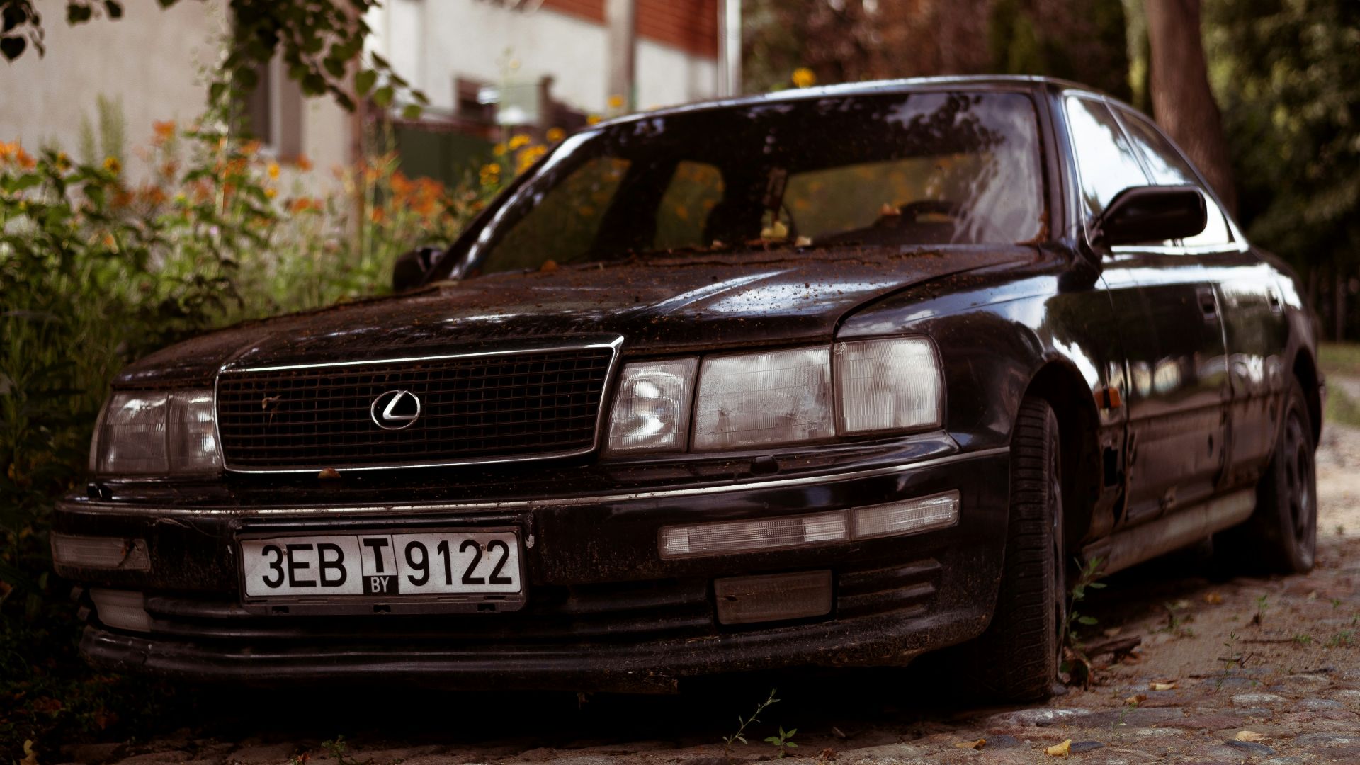 15. Lexus LS400