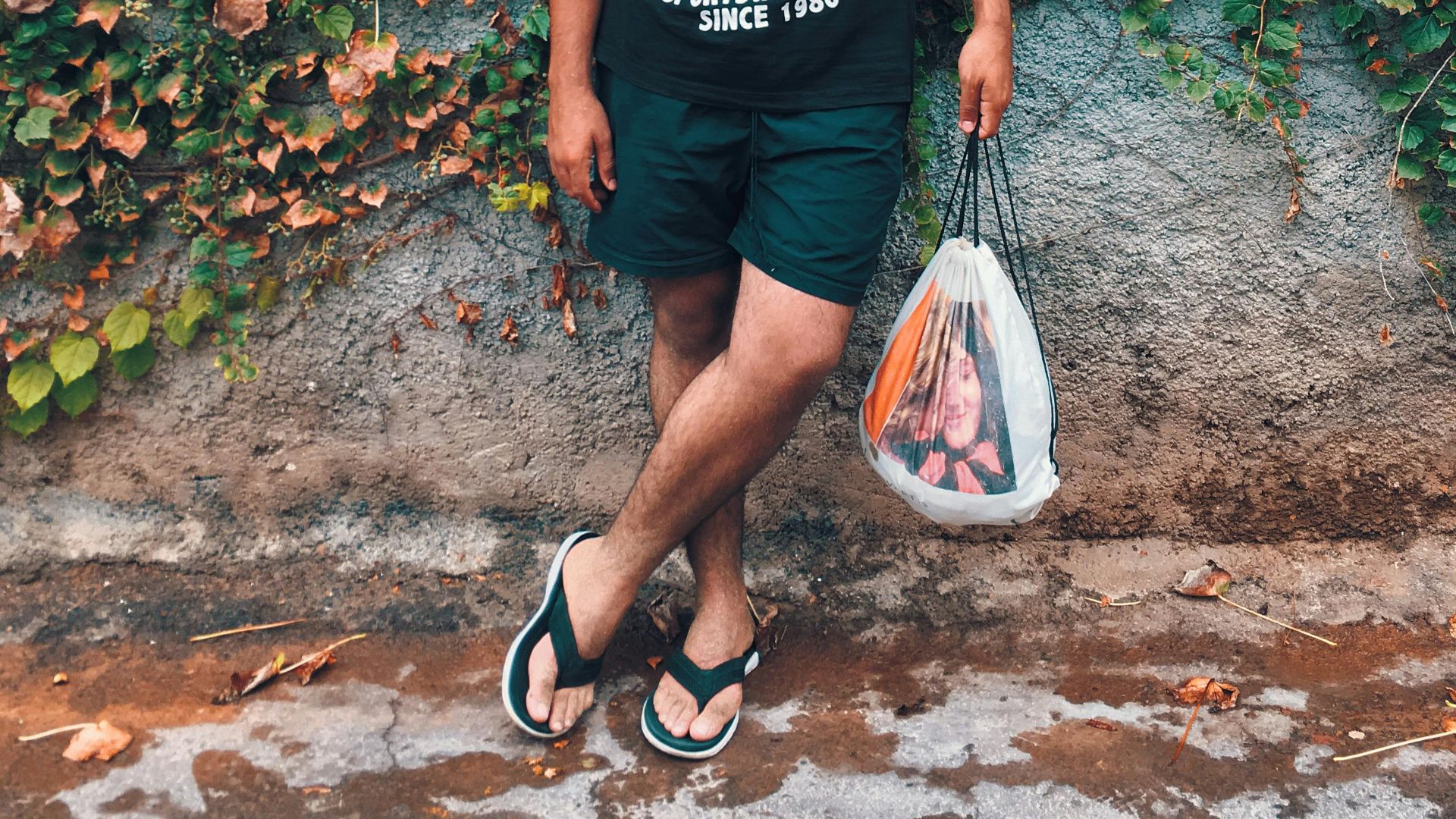 9. Des tongs avec un t-shirt au hasard