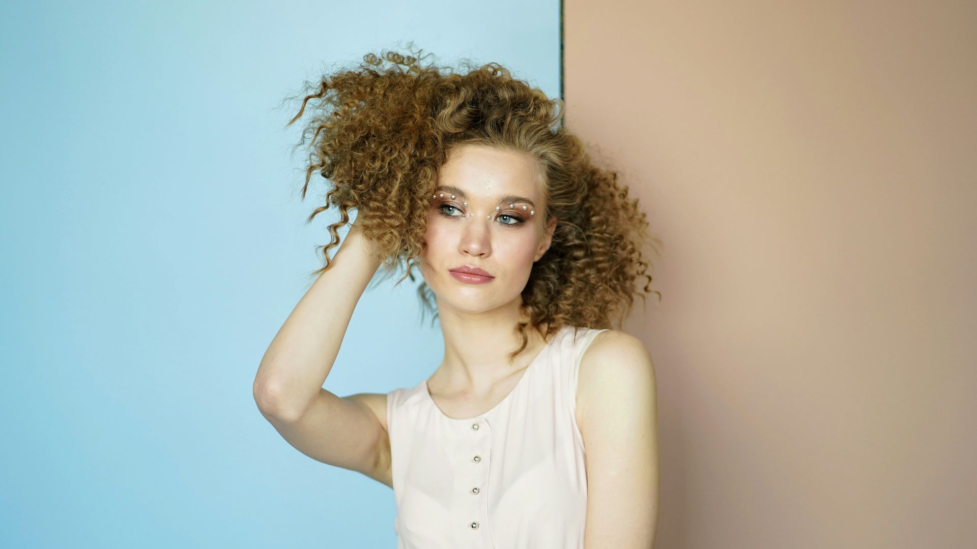 14. Lisser les mèches rebelles au niveau de la racine des cheveux