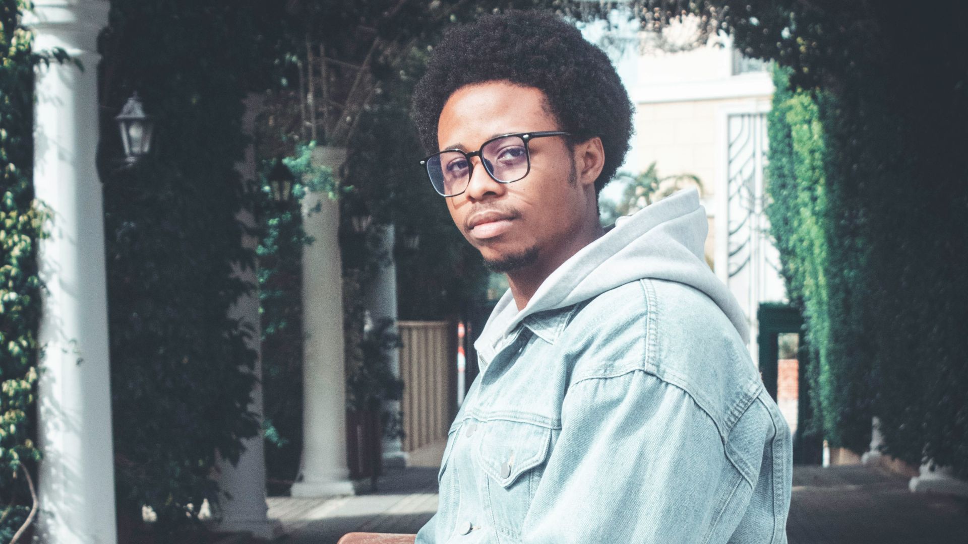 7. Sweat à capuche + jean + veste décontractée