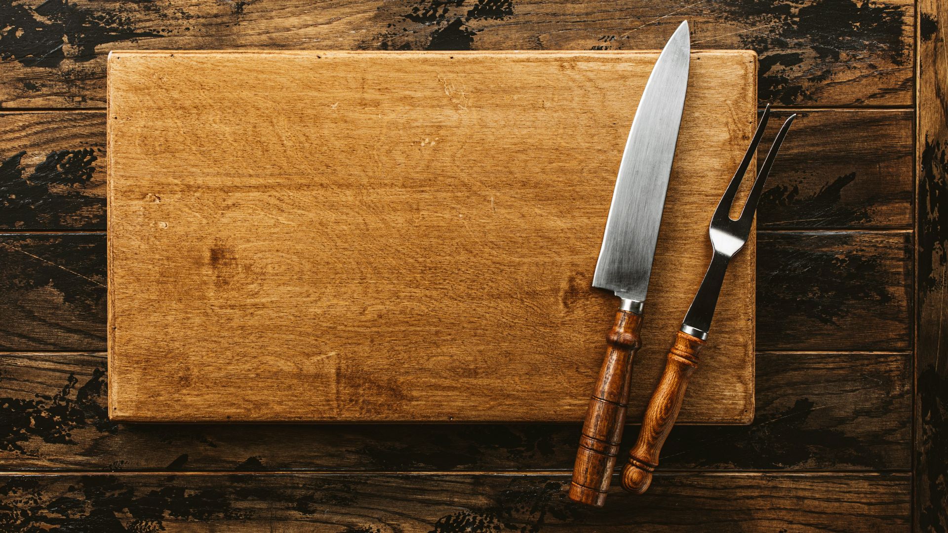 16. Un couteau de chef bien aiguisé et une planche à découper