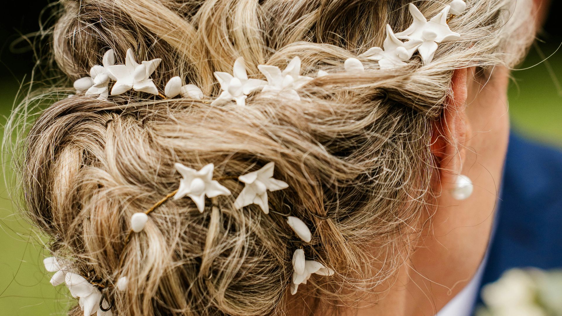 17. Chignon fixé à l'aide d'un accessoire