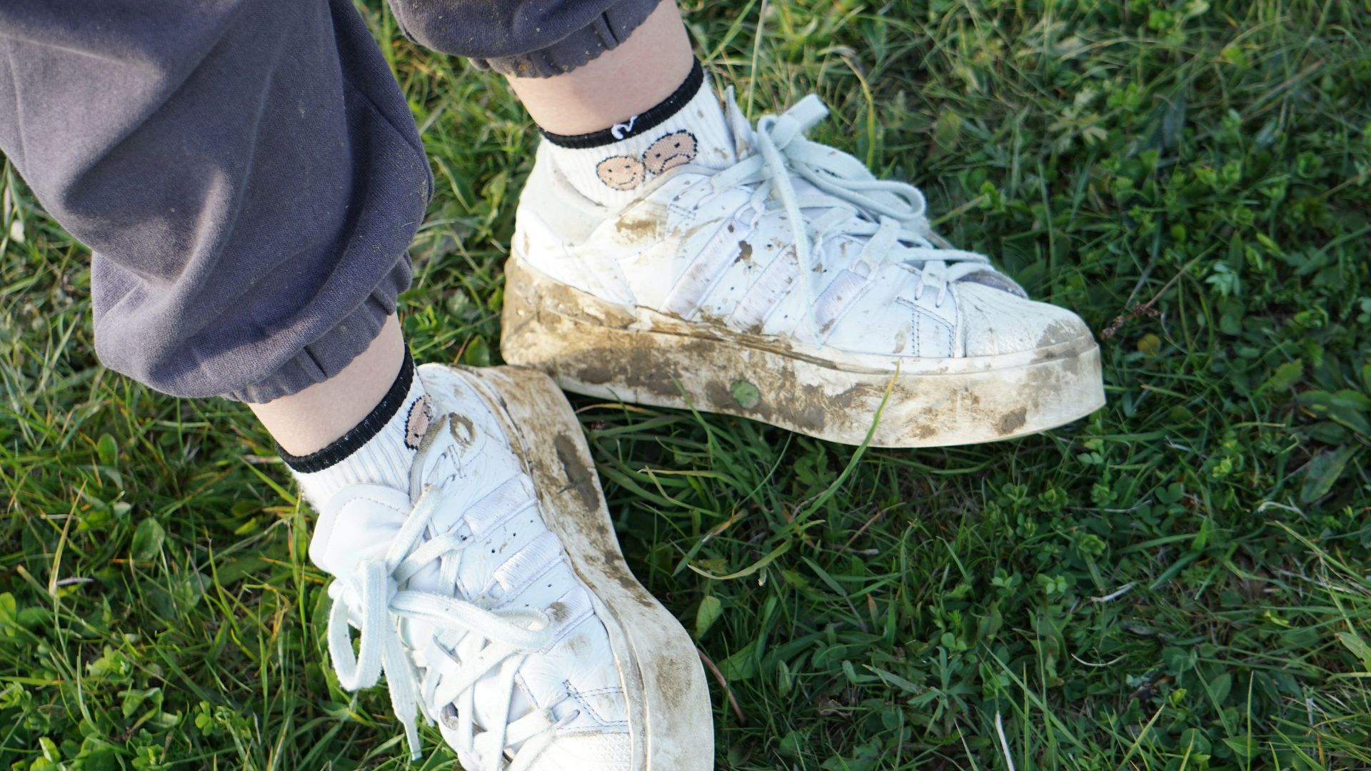 5. Des baskets sales avec une tenue plus habillée
