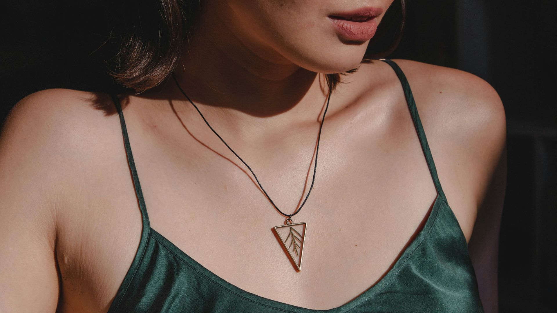 11. Optez pour des bijoux discrets avec des vêtements métallisés