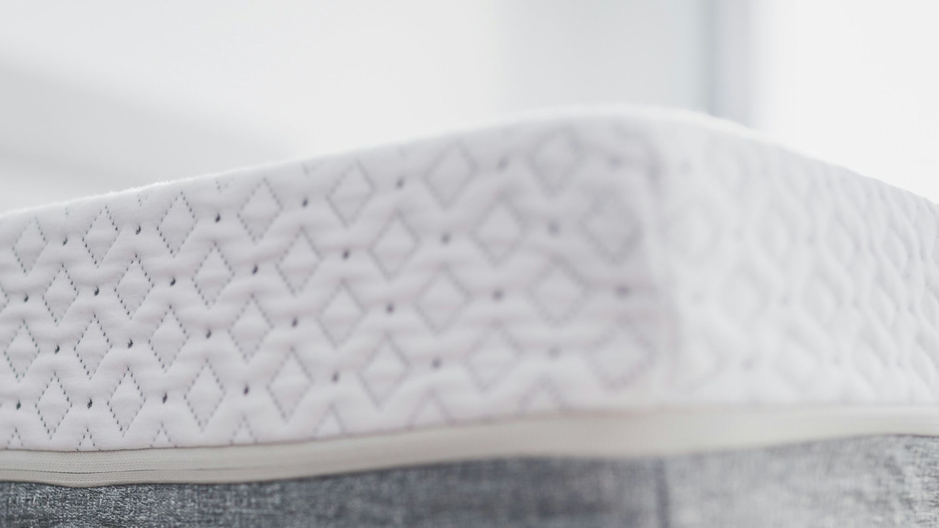 1. Ce matelas en mousse à mémoire de forme chic