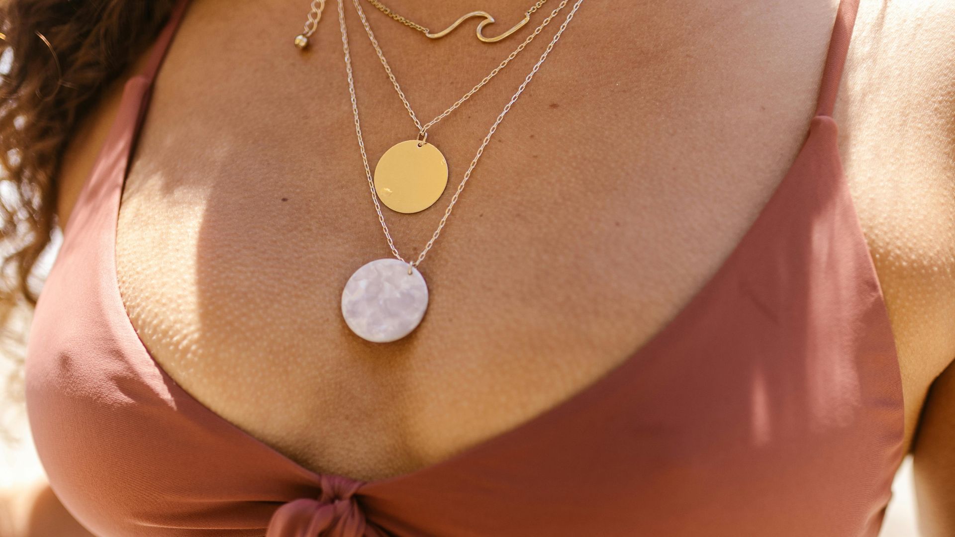 12. Un bikini orné de bijoux en or