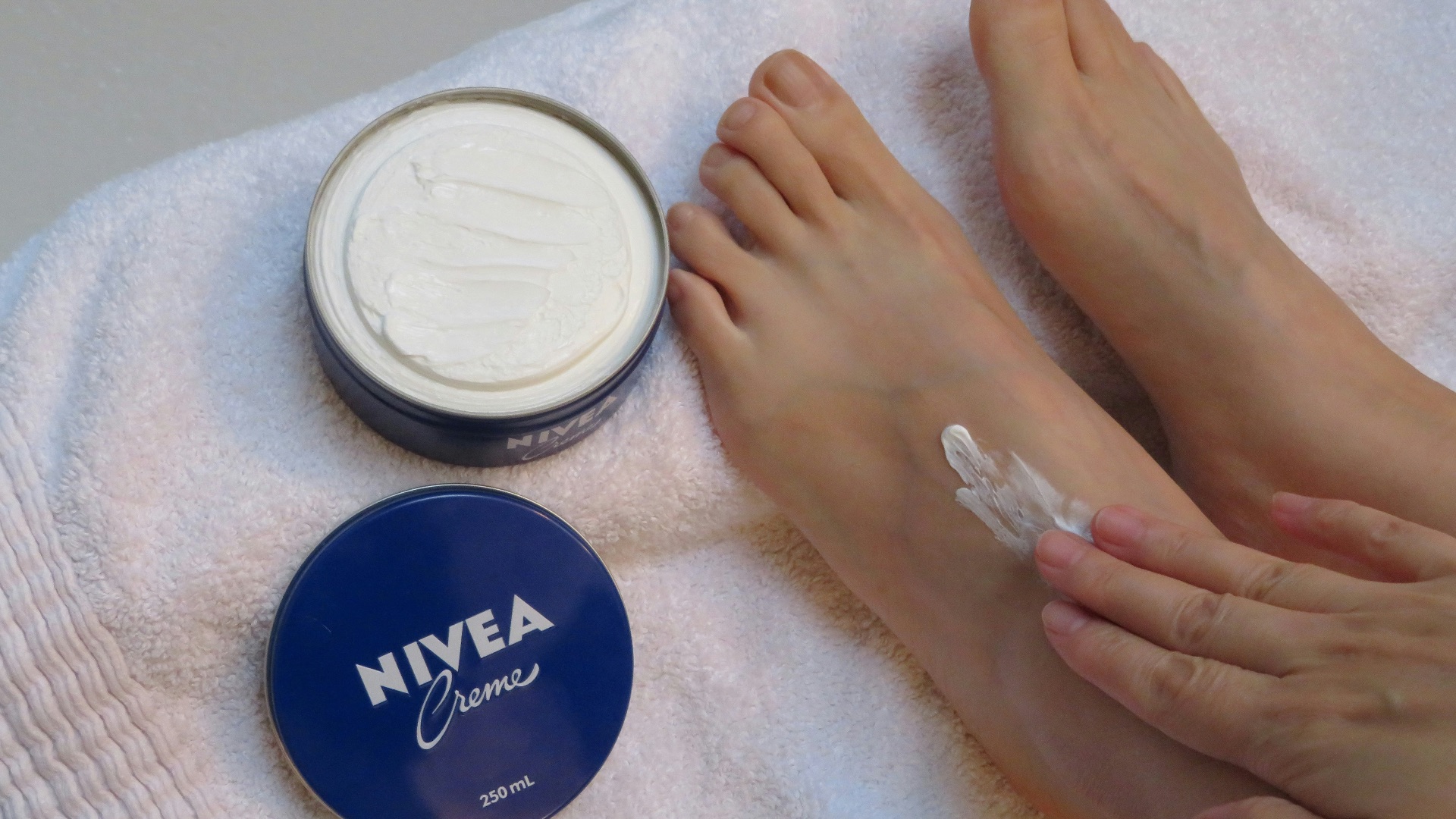 4. Utilisez un déodorant ou un anti-transpirant pour les pieds