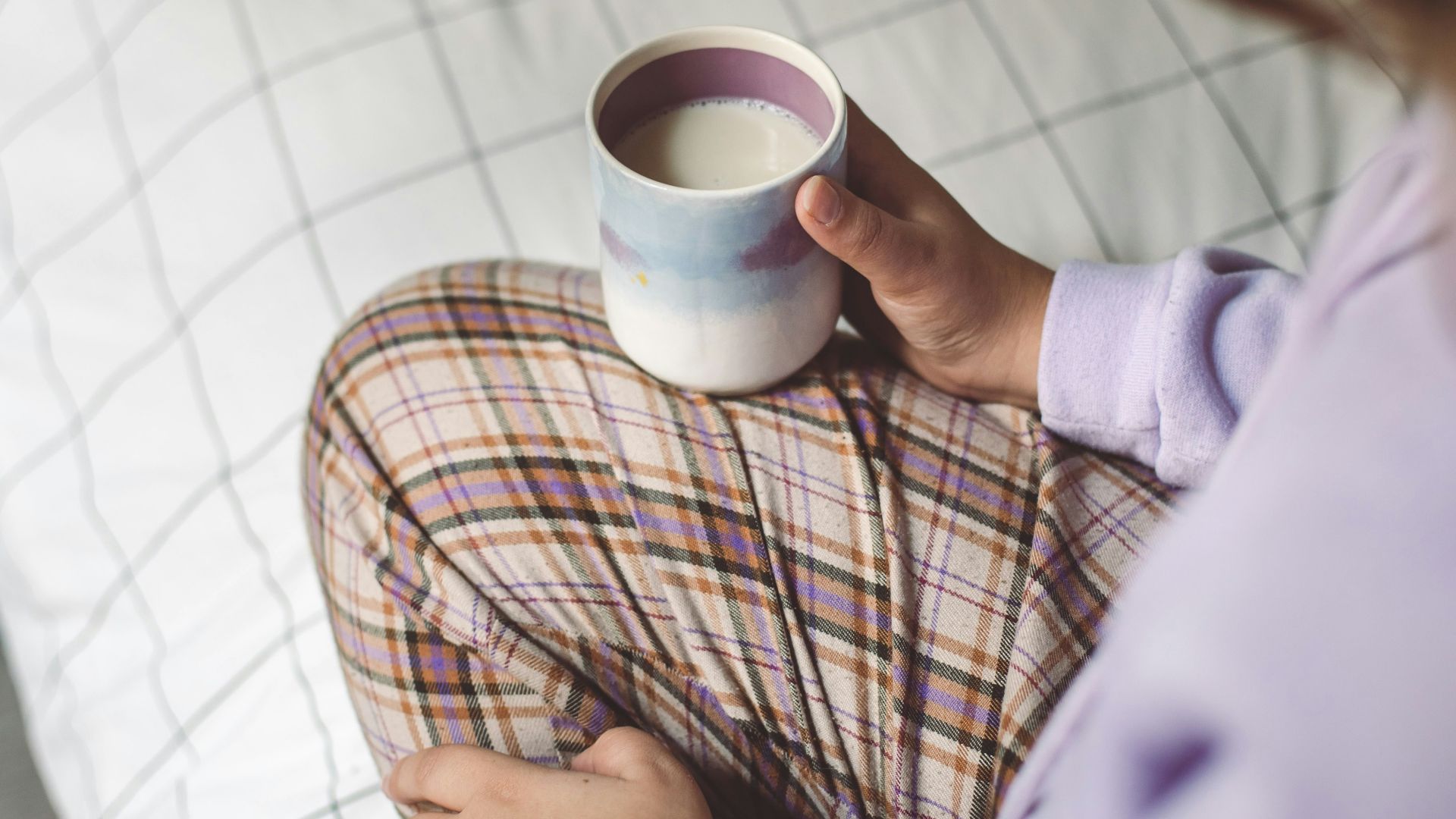 8. Des vêtements amples et confortables et un peignoir