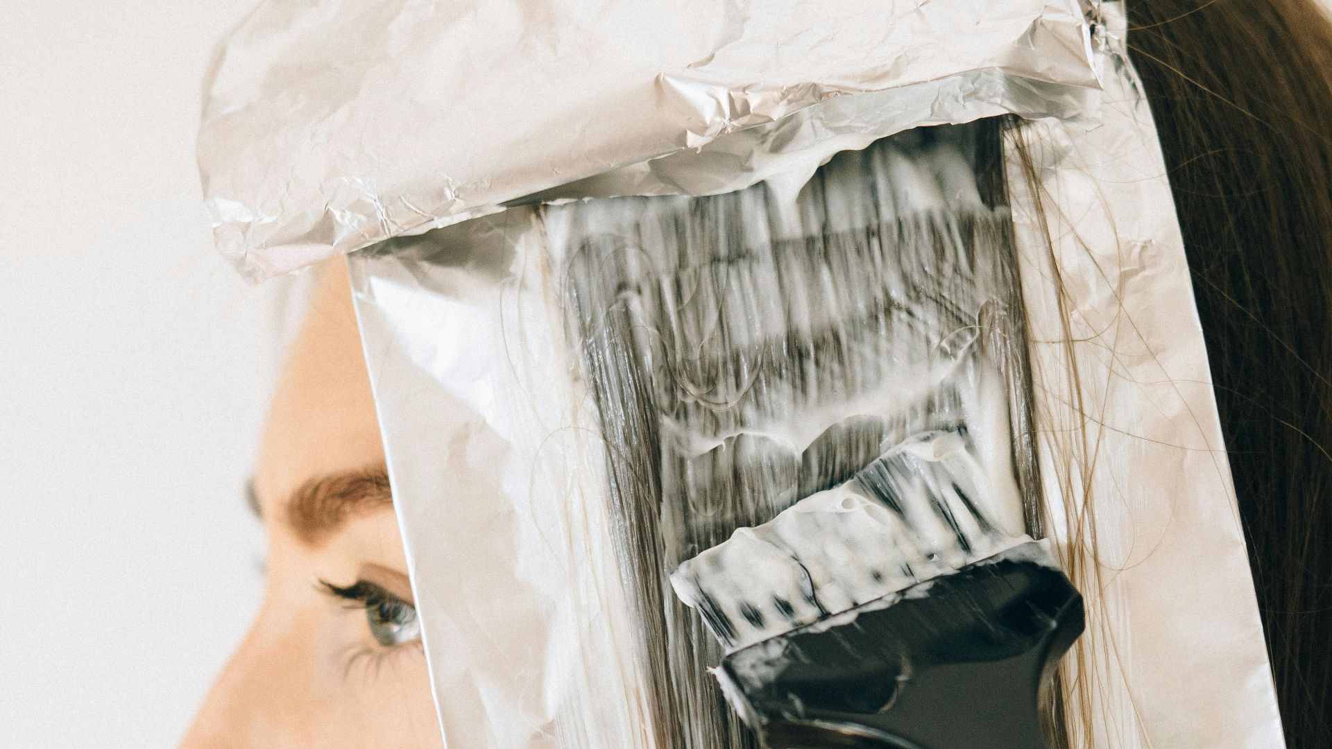 6. Dormir sans se démaquiller ni se laver les cheveux