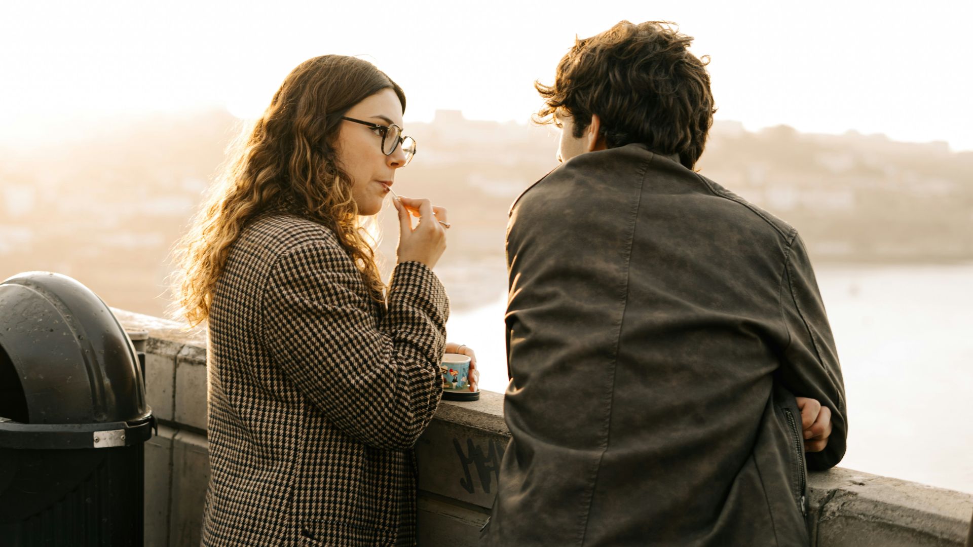 1. Lui expliquer quelque chose qu'elle sait déjà