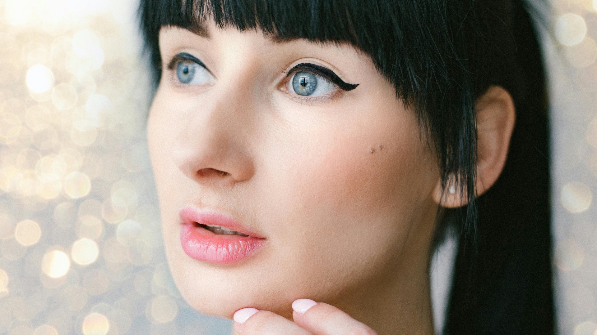 4. Cheveux noirs + yeux bleus