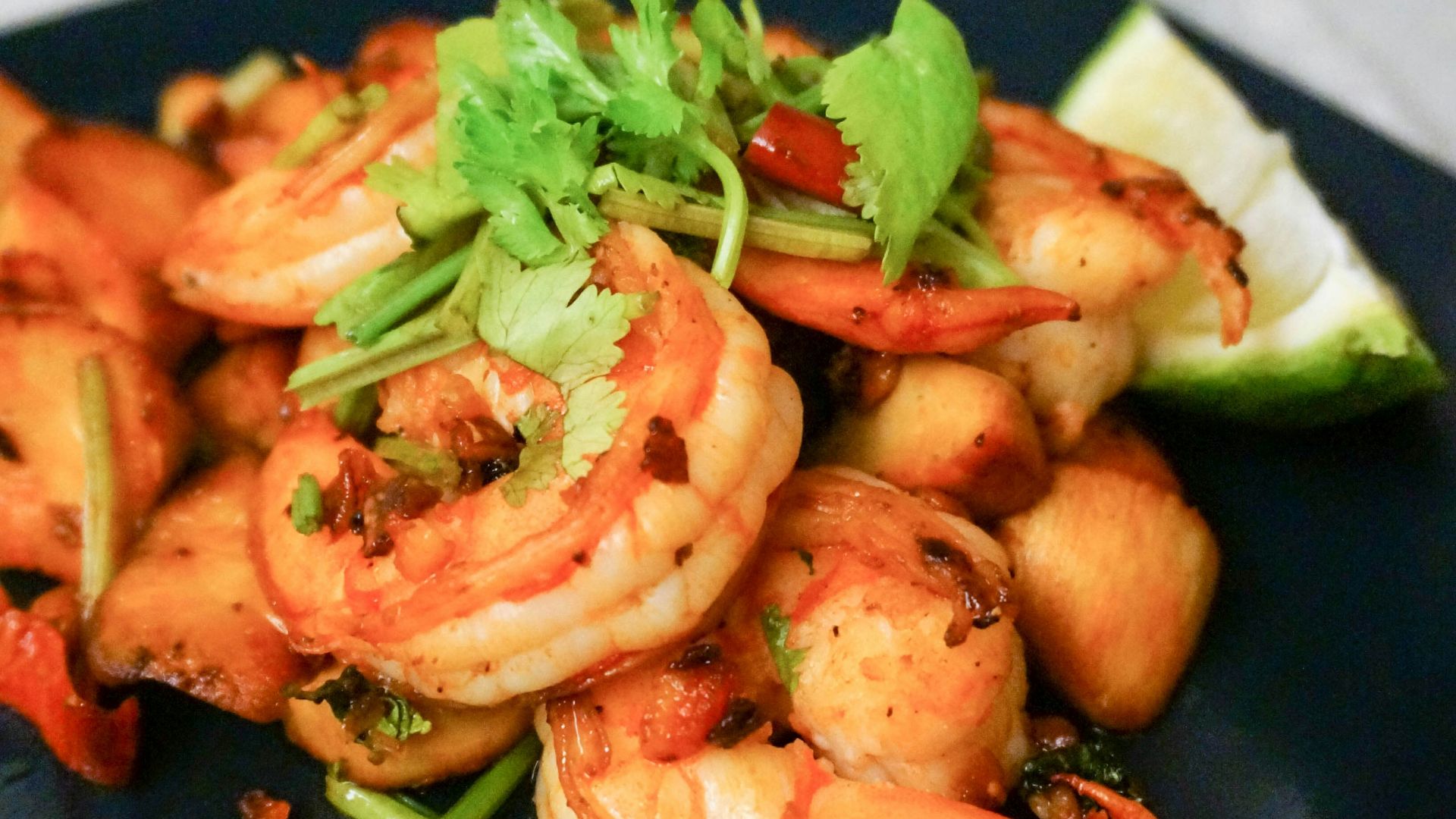 4. Crevettes au piment et au citron vert, accompagnées de quinoa
