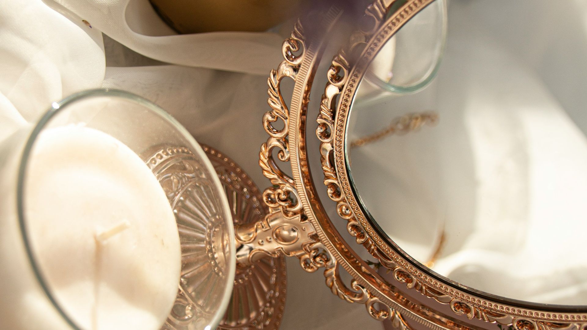 2. Miroirs dorés surdimensionnés