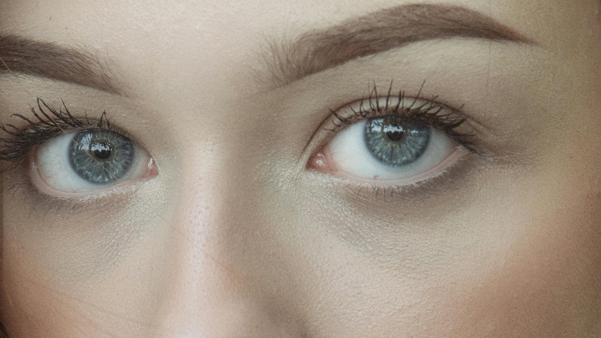 3. Cheveux noirs + yeux gris clair