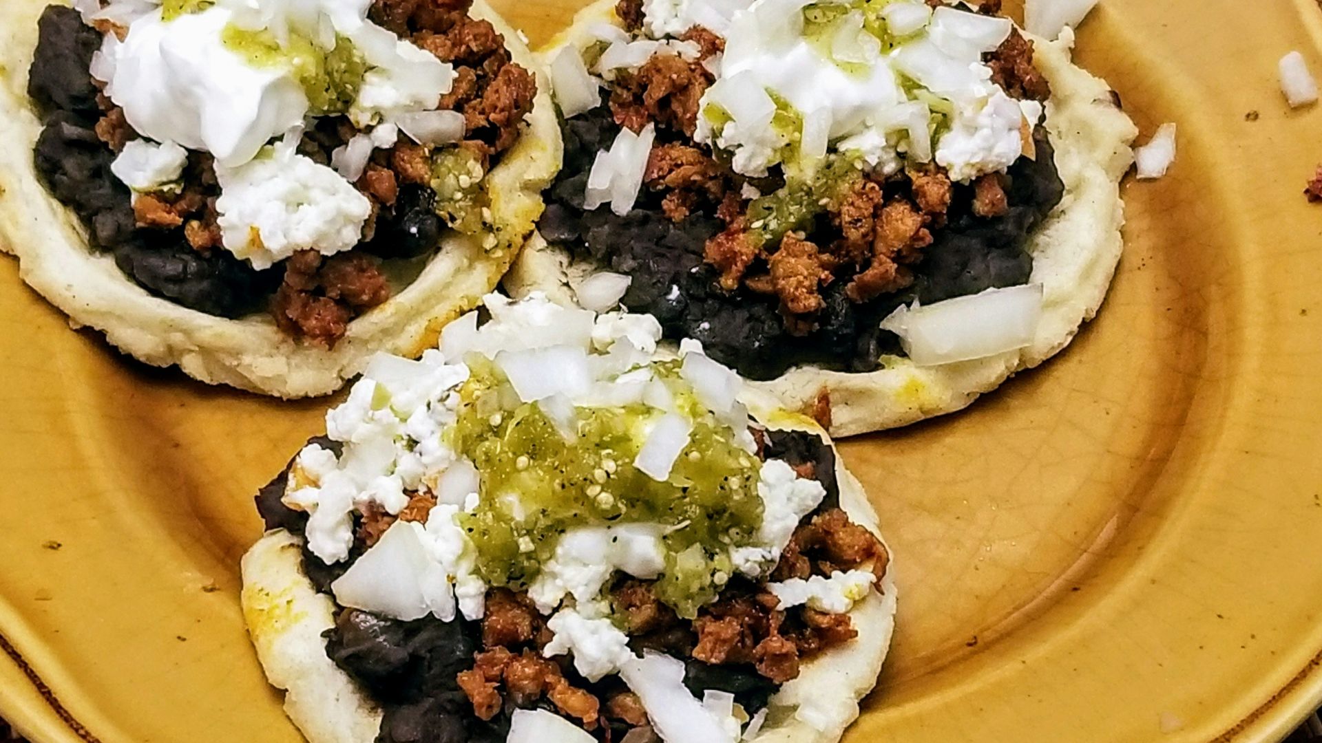 15. Tostadas aux haricots noirs