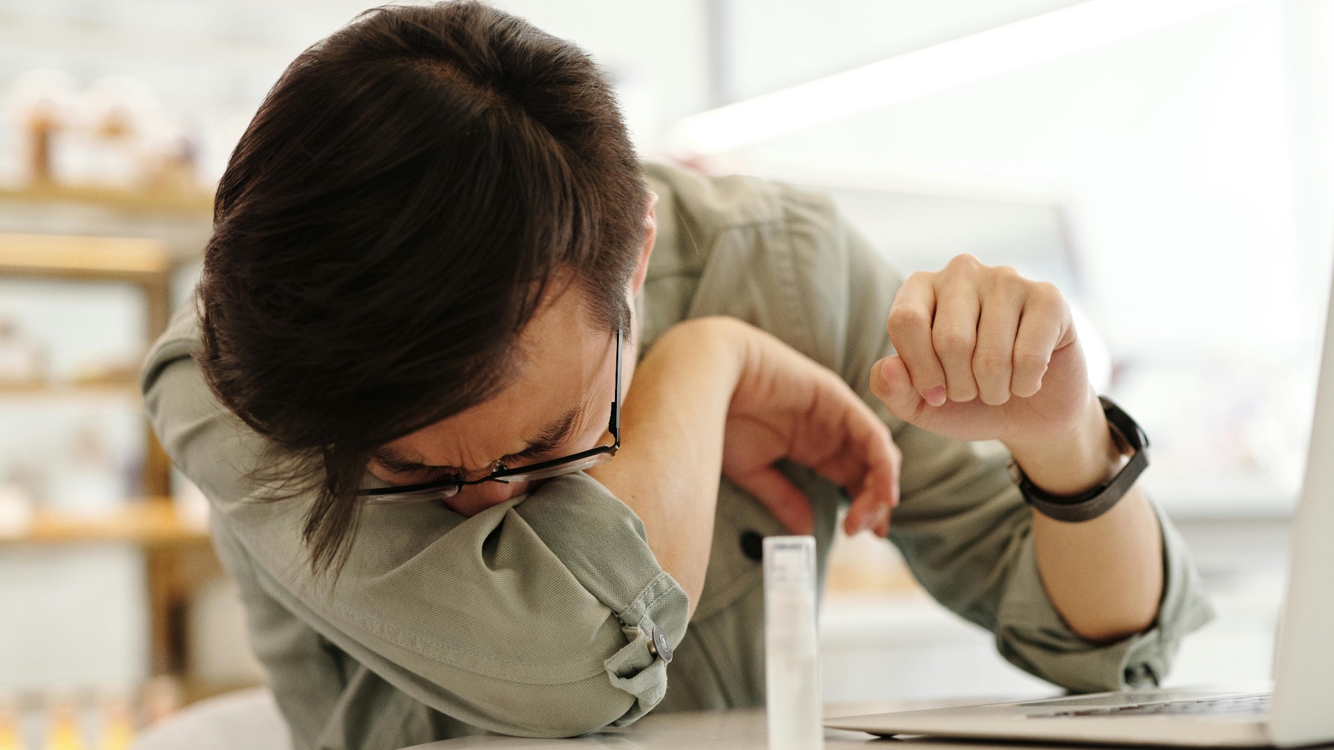 4. Tousser ou éternuer sans se couvrir la bouche