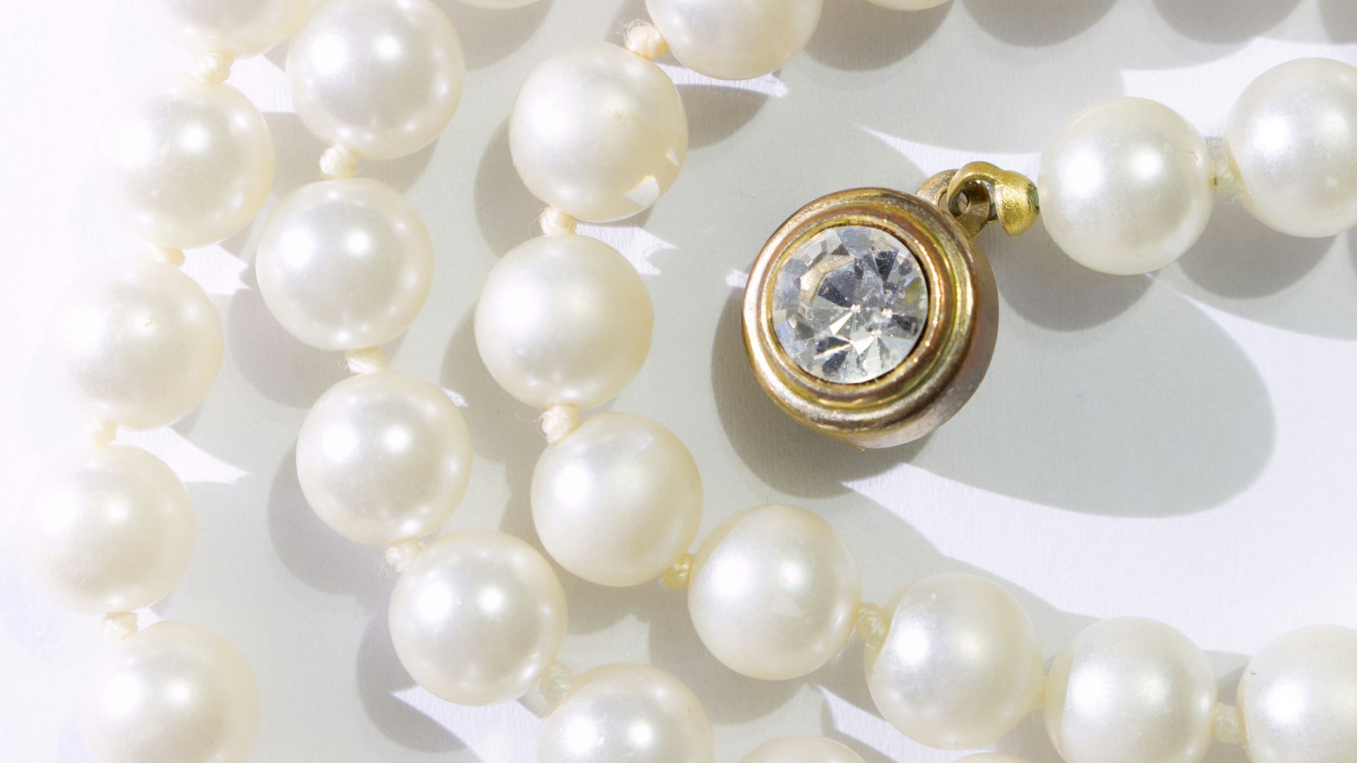 18. Chemisiers à perles et jupes plissées