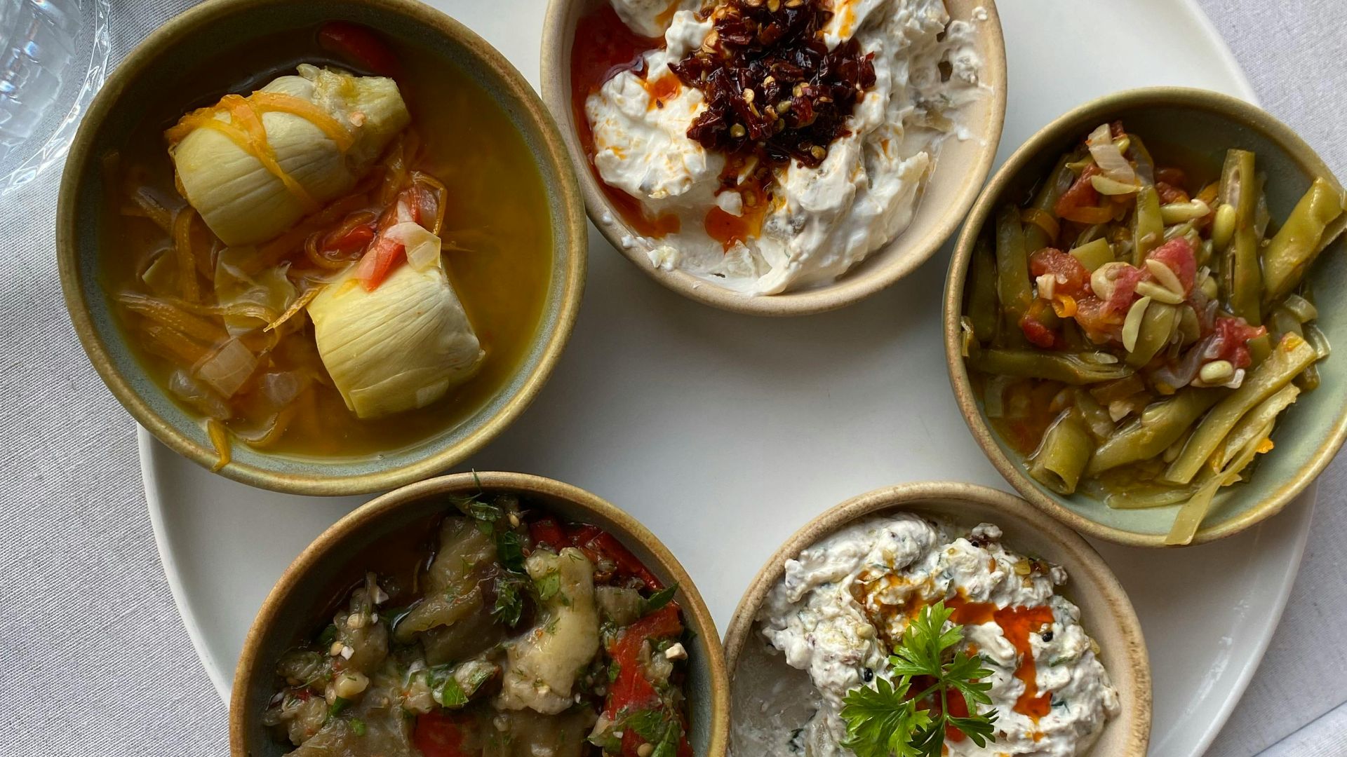 5. Préparez un plateau de mezze avec les restes de la charcuterie