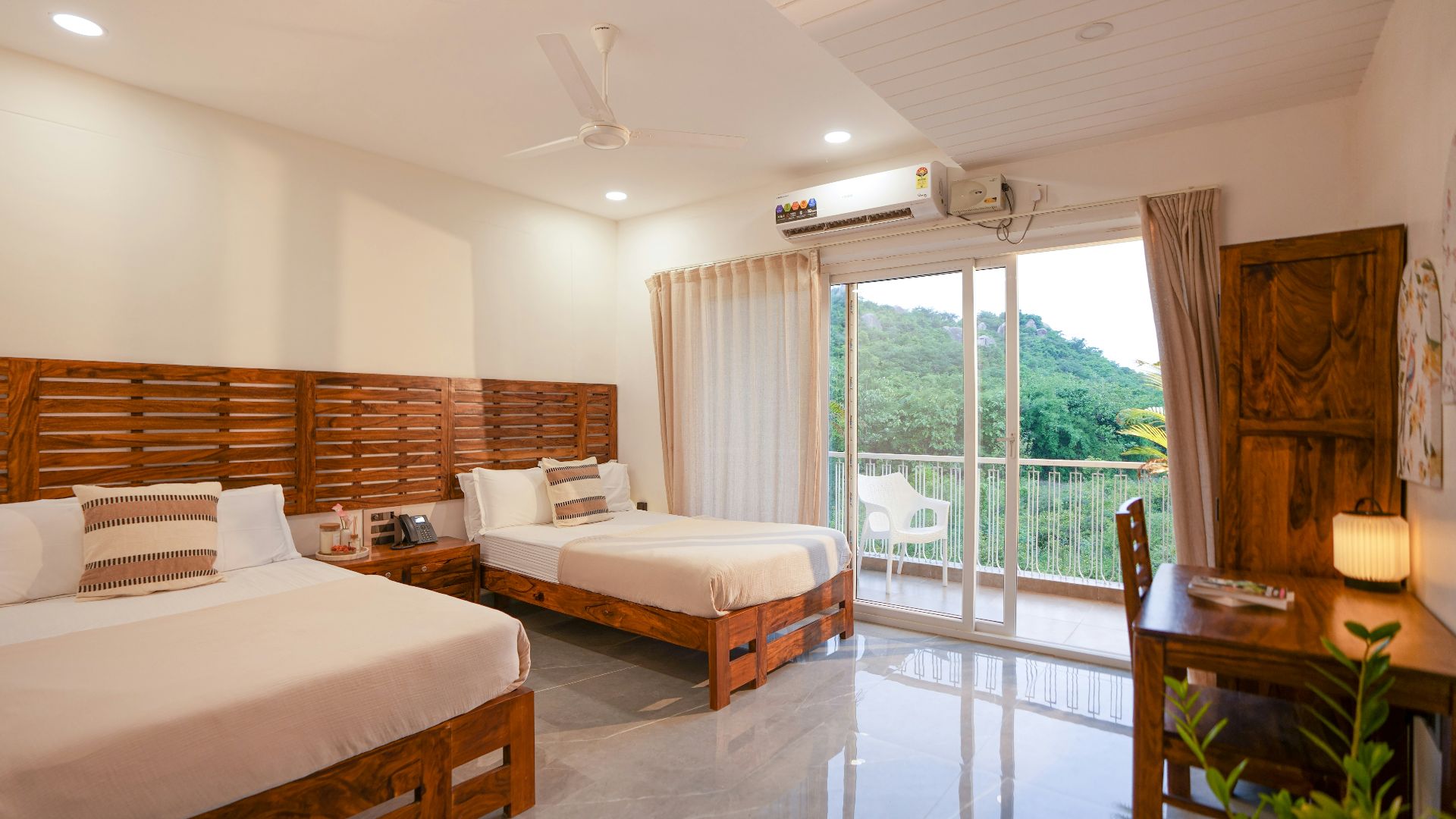 8. Lits simples en bois