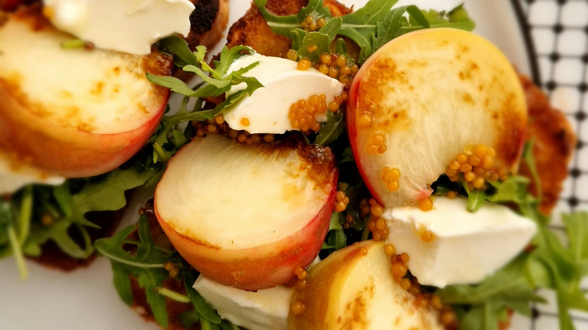 4. Assiette de pommes, de brie et de prosciutto
