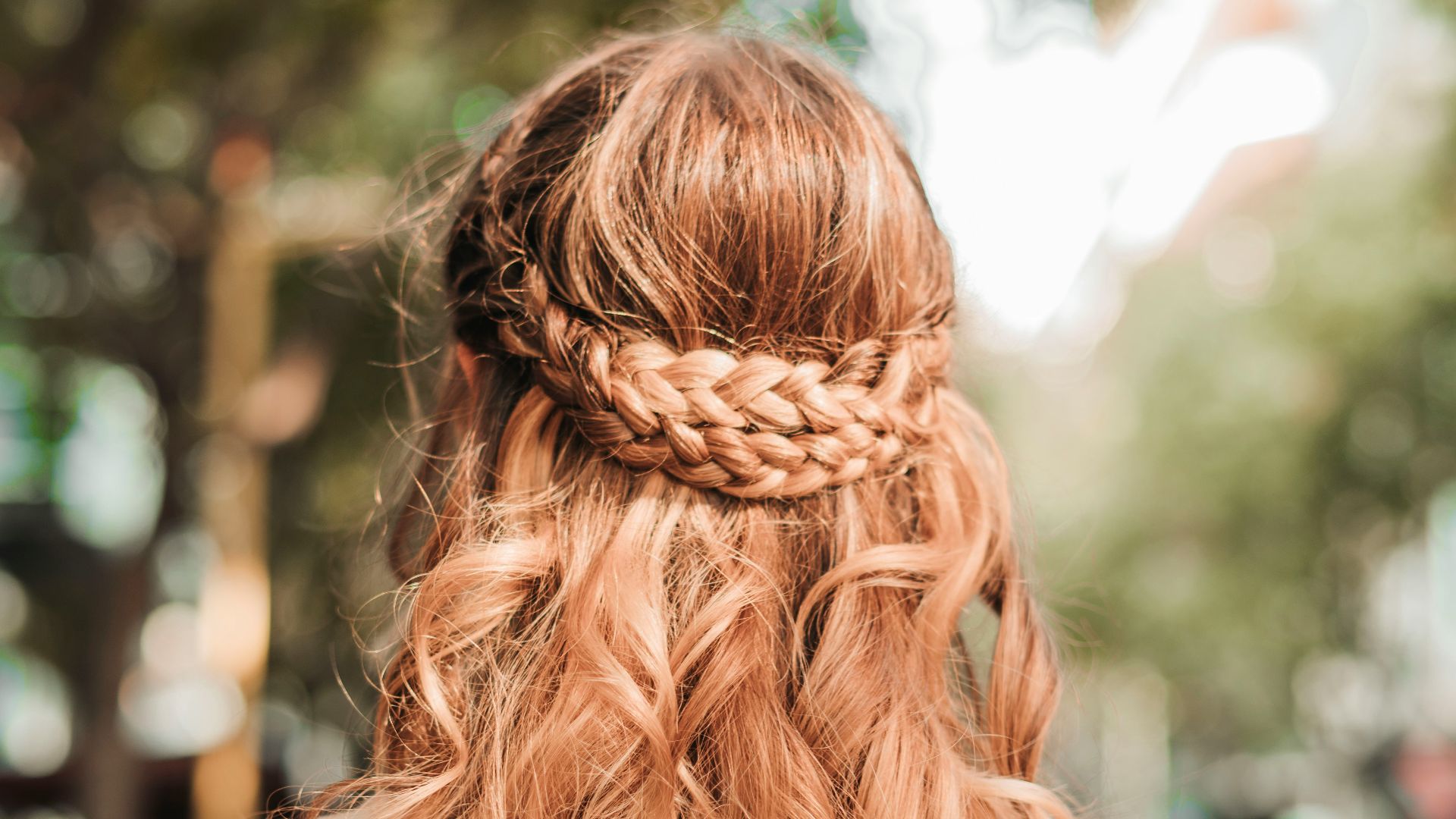20. Chignon sur le côté avec demi-tresse