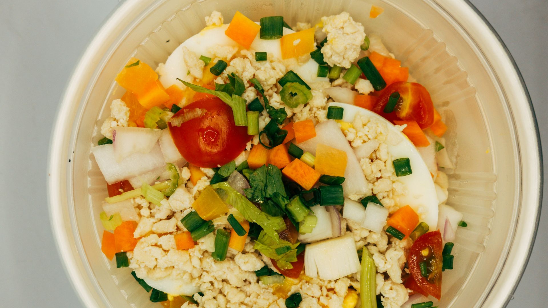 14. Bol de fromage blanc et de légumes