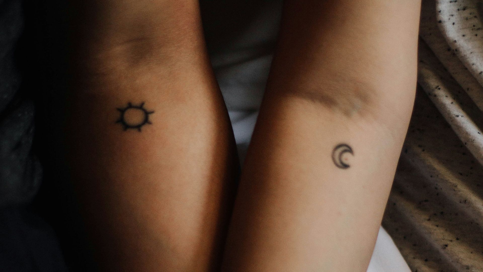 10. Tatouages Soleil et Lune