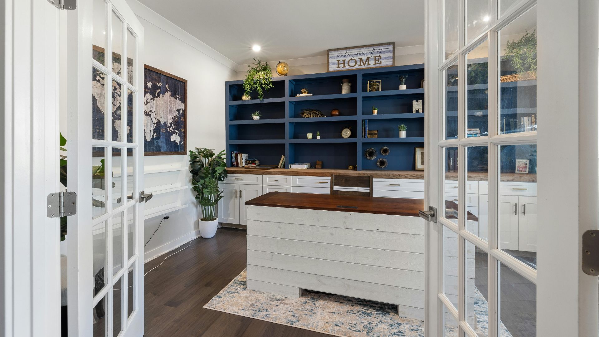 13. Aménager des étagères ouvertes : un véritable travail à plein temps