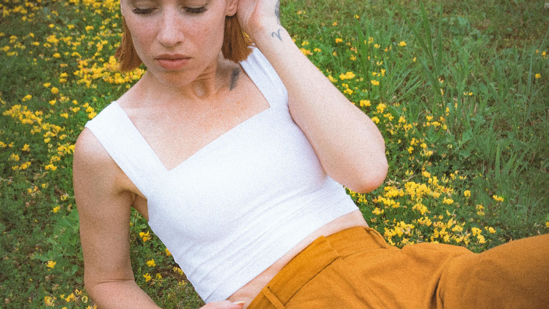 4. Un débardeur ajusté à côtes avec un pantalon en lin